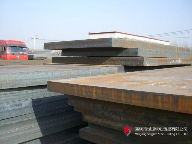 “這是我們研發(fā)的又一個國內首發(fā)產品——174mm的高端特厚鉻鉬鋼板，一共11塊，將替代進口，獨家應用于江蘇某重點技改項目核心裝置——氨合成反應器的制造！”9月5日，在河鋼集團舞鋼公司產線上，看著一批鋼板即將裝車發(fā)往客戶，科技部研發(fā)人員李某某一臉自豪。  該產品的各項要求在此類鋼板中堪稱“史上最嚴”。由于該項目中的氨合成反應器需要在高溫、高壓及氫腐蝕等極端條件下使用，對所需鋼鐵材料有著極為嚴苛的要求，對該類鋼板的生產研發(fā)來說堪稱“史上最嚴”。舞鋼公司在客戶項目設計的前期，就積極充分發(fā)揮技術優(yōu)勢，結合針對該項目所量身打造的科研攻關團隊，與用戶深入對接，為其設計滿足該項目個性化需求的高端特厚鋼板。在研發(fā)過程中，針對鋼板的模擬焊后熱處理工藝溫度及檢驗技術難度在該厚度范圍為行業(yè)最嚴、居國際領先水平的客觀實際，舞鋼公司加大技術創(chuàng)新力度，創(chuàng)新設計軋制、熱處理工藝，一舉攻克了高溫長時模擬焊后特厚鋼板全厚度界面低溫沖擊功參數(shù)較差的行業(yè)共性技術難題，并全流程嚴格把控工藝技術質量管理，最終打造出探傷合格率和性能合格率均為100%且極具舞鋼特色的高端特厚鉻鉬鋼板，產品各項技術指標處于國際領先水平，贏得了客戶稱贊。