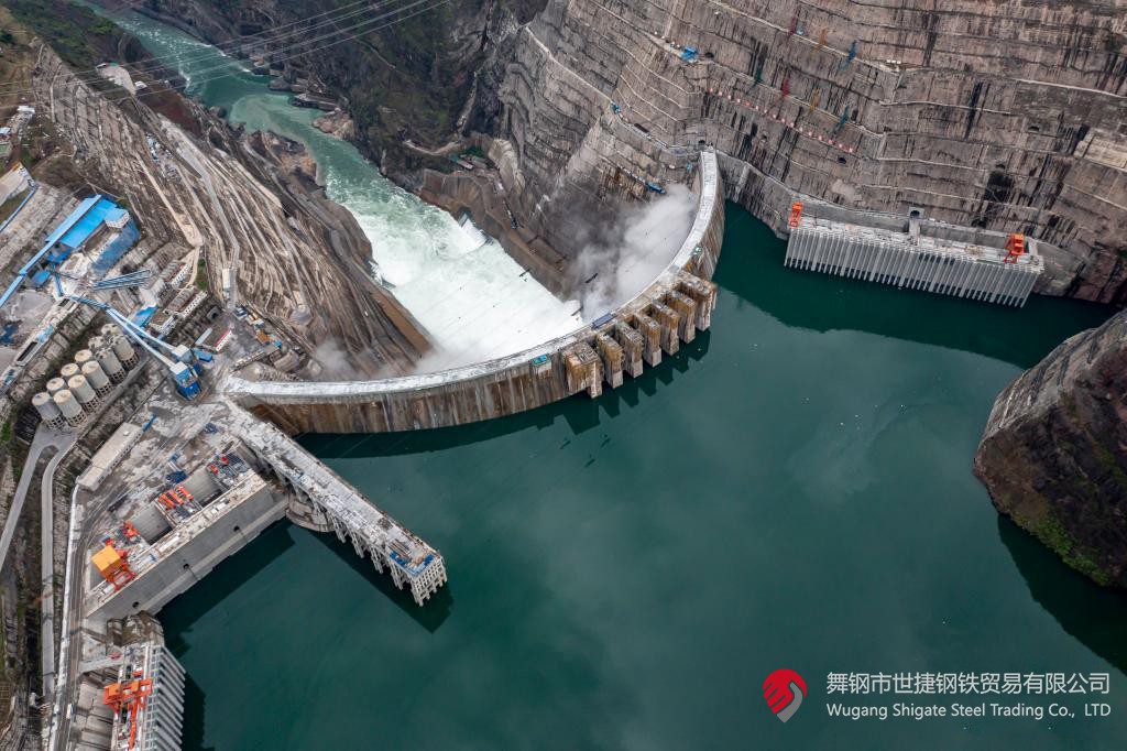 10月24日下午，白鶴灘水電站右岸地下廠房最后一倉封頂混凝土澆筑完成，標(biāo)志著世界在建最大水電站地下廠房全線封頂。在該工程建設(shè)中，河鋼集團(tuán)舞鋼公司累計(jì)生產(chǎn)供應(yīng)Q500、Q345C/B、SX780等數(shù)個(gè)新品種鋼板4500噸，主要用于水電站水輪機(jī)座環(huán)、發(fā)電機(jī)頂蓋、控制環(huán)、壓力鋼管制造，大大加速了大型發(fā)電機(jī)組用鋼國(guó)產(chǎn)化進(jìn)程。    據(jù)介紹，白鶴灘水電站位于四川省涼山州和云南省昭通市交界處，是世界在建規(guī)模最大的水電工程，裝機(jī)總?cè)萘?600萬千瓦，其左右岸地下廠房?jī)?nèi)分別布置8臺(tái)具有完全自主知識(shí)產(chǎn)權(quán)的單機(jī)容量達(dá)100萬千瓦的水輪發(fā)電機(jī)組，單機(jī)容量位居世界第一。10月24日下午，白鶴灘水電站成功蓄水至825米高程，首次達(dá)到正常水位，大壩將接受高水位全面檢驗(yàn)。    該工程的規(guī)模天然決定了其施工難度極高，復(fù)雜的地形地質(zhì)條件和技術(shù)指標(biāo)等因素也給施工帶來了巨大挑戰(zhàn)。因此在電站建設(shè)材料及關(guān)鍵部位用鋼的選擇上，客戶慎之又慎，對(duì)焊接性能、韌性、強(qiáng)度等均有著極為嚴(yán)苛的技術(shù)要求。舞鋼公司憑借強(qiáng)大的質(zhì)量品牌優(yōu)勢(shì)和雄厚的技術(shù)實(shí)力成功中標(biāo)——數(shù)百噸“舞鋼牌”高技術(shù)含量的大厚度高級(jí)別水電鋼板用于制造世界單機(jī)容量最大的巨型水輪發(fā)電機(jī)組的座環(huán)。    隨后，舞鋼公司為白鶴灘水電站定制研發(fā)265mm厚的SXQ500D-Z35鋼板，并進(jìn)一步制作加工件。公司科技部高強(qiáng)鋼研究所針對(duì)該鋼的生產(chǎn)重點(diǎn)和難點(diǎn)，提前制定措施，并在冶煉、制坯等關(guān)鍵環(huán)節(jié)派人進(jìn)行跟蹤、協(xié)調(diào)。在科技、設(shè)備、生產(chǎn)人員的共同努力下，該批鋼板最終順利生產(chǎn)完畢。鋼板及試樣經(jīng)公司、客戶和第三方檢驗(yàn)機(jī)構(gòu)檢驗(yàn)合格后，在三和盛機(jī)建公司完成切割深加工。    交付客戶后，該鋼憑著焊接性能好、力學(xué)結(jié)構(gòu)良好、低溫沖擊韌性強(qiáng)等優(yōu)點(diǎn)，承受住了巨大的水壓力和沖擊負(fù)荷，再次贏得設(shè)備制造方的高度評(píng)價(jià)。（舞鋼市委宣傳部 楊德坤 張培軍）