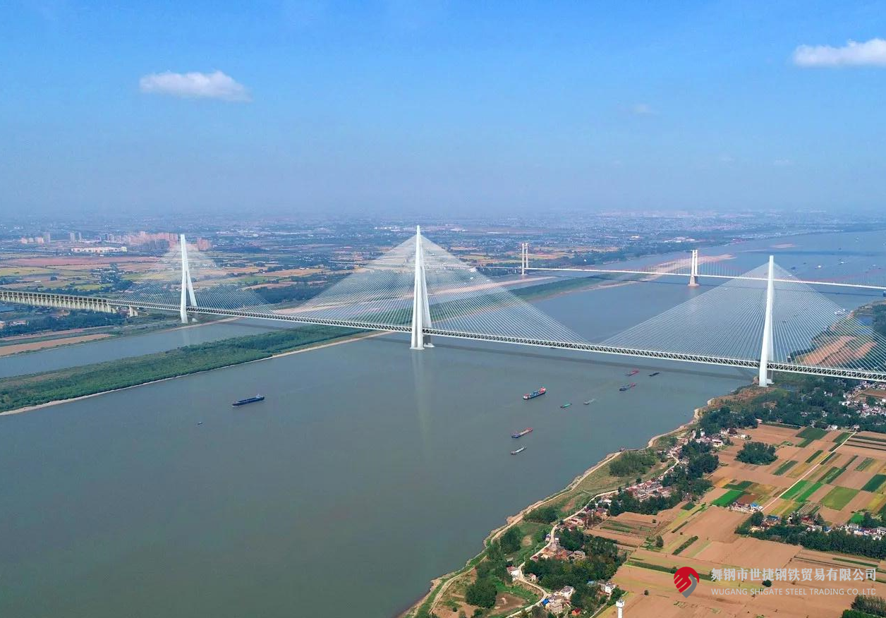 4月10日，中央電視臺(tái)《新聞聯(lián)播》和《東方時(shí)空》節(jié)目同時(shí)播報(bào)了世界最大跨度三塔斜拉橋——馬鞍山長江公鐵大橋主塔開始吊裝的消息。該項(xiàng)目建設(shè)過程中，河鋼集團(tuán)舞鋼公司累計(jì)為其供應(yīng)高級(jí)別橋梁鋼板Q370qE、Q420qE、Q500qE近6萬噸，用于該橋關(guān)鍵部位建設(shè)。其中，批量供貨的高級(jí)別橋梁鋼Q500qE各項(xiàng)技術(shù)指標(biāo)世界領(lǐng)先。目前，舞鋼高端橋梁鋼實(shí)現(xiàn)了從Q345到Q690級(jí)別的全覆蓋。    2219e9e1e81cd18f2738bf2b469e6b98.png  近年來，舞鋼加速“兩個(gè)結(jié)構(gòu)”優(yōu)化，以高端客戶需求和產(chǎn)業(yè)鏈高質(zhì)量發(fā)展為導(dǎo)向，不斷推動(dòng)技術(shù)和產(chǎn)品升級(jí)。針對(duì)項(xiàng)目需求，舞鋼成立攻關(guān)團(tuán)隊(duì)，與客戶深度對(duì)接，精心設(shè)計(jì)生產(chǎn)保供方案，通過精確控制冶煉過程，確保了鋼板內(nèi)部質(zhì)量穩(wěn)定；創(chuàng)新軋制、熱處理工藝，攻克制約鋼板強(qiáng)度提升的工藝瓶頸，確保了鋼板各項(xiàng)性能全部滿足客戶要求。  為了保證在極短的交貨期內(nèi)實(shí)現(xiàn)高質(zhì)量交貨，舞鋼集中各類優(yōu)勢資源，創(chuàng)新橋梁鋼生產(chǎn)工藝，將交貨期縮短了約5天時(shí)間。在客戶的加工使用、安裝等各環(huán)節(jié)，舞鋼技術(shù)營銷服務(wù)團(tuán)隊(duì)及進(jìn)跟進(jìn)，為其提供精準(zhǔn)、專業(yè)的服務(wù)，贏得了客戶信賴。  馬鞍山長江公鐵大橋單跨1120米，雙跨連續(xù)跨度2240米；中塔塔高345米，相當(dāng)于115層樓，為目前世界最高橋塔；承臺(tái)長89.2米、寬54.7米，平面面積近5000平方米，相當(dāng)于8個(gè)標(biāo)準(zhǔn)籃球場，為目前世界最大規(guī)模的橋梁樁基礎(chǔ)。
