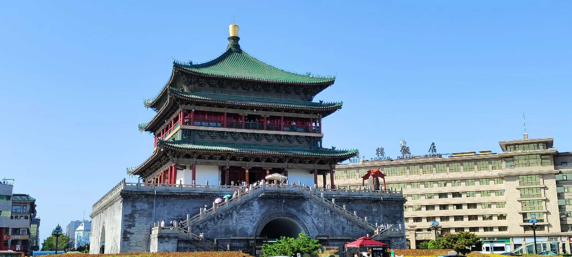 西安是國(guó)務(wù)院公布的首批國(guó)家歷史文化名城，有西周、秦、西漢、唐等在內(nèi)的13個(gè)朝代在此建都，是世界四大古都之一，中國(guó)古都學(xué)會(huì)認(rèn)定的中國(guó)建都朝代最多、帝都?xì)v史最長(zhǎng)的古都。曾經(jīng)作為中國(guó)首都和政治、經(jīng)濟(jì)、文化中心長(zhǎng)達(dá)1100多年。旅游景點(diǎn)有秦始皇兵馬俑博物館、大雁塔、陜西歷史博物館、華清池景區(qū)、碑林博物館等
