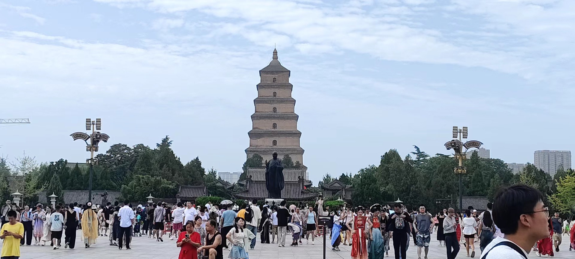西安是國(guó)務(wù)院公布的首批國(guó)家歷史文化名城，有西周、秦、西漢、唐等在內(nèi)的13個(gè)朝代在此建都，是世界四大古都之一，中國(guó)古都學(xué)會(huì)認(rèn)定的中國(guó)建都朝代最多、帝都?xì)v史最長(zhǎng)的古都。曾經(jīng)作為中國(guó)首都和政治、經(jīng)濟(jì)、文化中心長(zhǎng)達(dá)1100多年。旅游景點(diǎn)有秦始皇兵馬俑博物館、大雁塔、陜西歷史博物館、華清池景區(qū)、碑林博物館等