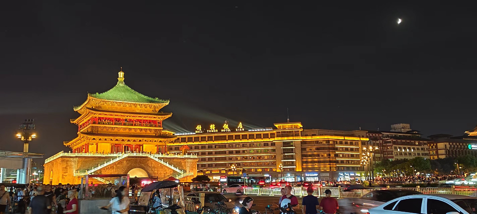 西安是國(guó)務(wù)院公布的首批國(guó)家歷史文化名城，有西周、秦、西漢、唐等在內(nèi)的13個(gè)朝代在此建都，是世界四大古都之一，中國(guó)古都學(xué)會(huì)認(rèn)定的中國(guó)建都朝代最多、帝都?xì)v史最長(zhǎng)的古都。曾經(jīng)作為中國(guó)首都和政治、經(jīng)濟(jì)、文化中心長(zhǎng)達(dá)1100多年。旅游景點(diǎn)有秦始皇兵馬俑博物館、大雁塔、陜西歷史博物館、華清池景區(qū)、碑林博物館等