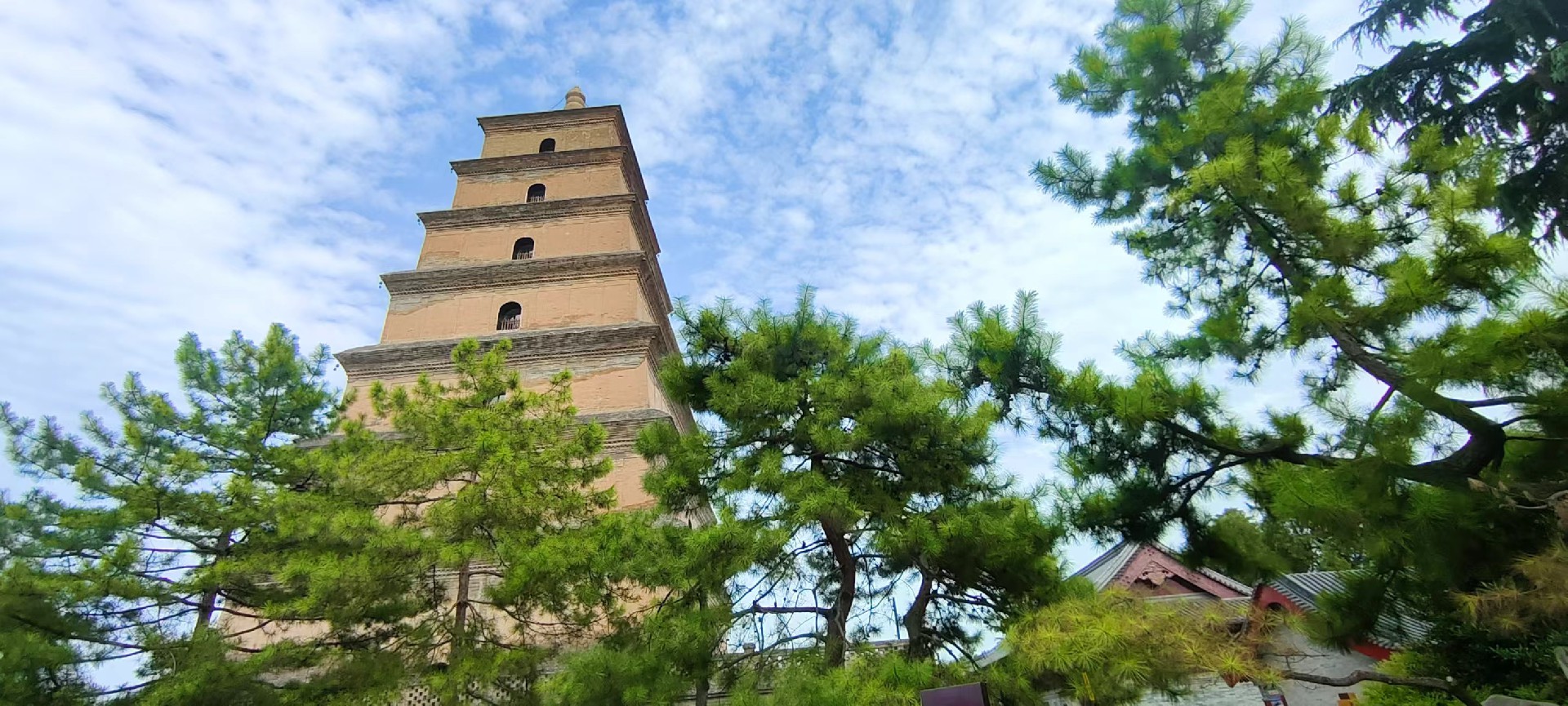西安是國(guó)務(wù)院公布的首批國(guó)家歷史文化名城，有西周、秦、西漢、唐等在內(nèi)的13個(gè)朝代在此建都，是世界四大古都之一，中國(guó)古都學(xué)會(huì)認(rèn)定的中國(guó)建都朝代最多、帝都?xì)v史最長(zhǎng)的古都。曾經(jīng)作為中國(guó)首都和政治、經(jīng)濟(jì)、文化中心長(zhǎng)達(dá)1100多年。旅游景點(diǎn)有秦始皇兵馬俑博物館、大雁塔、陜西歷史博物館、華清池景區(qū)、碑林博物館等