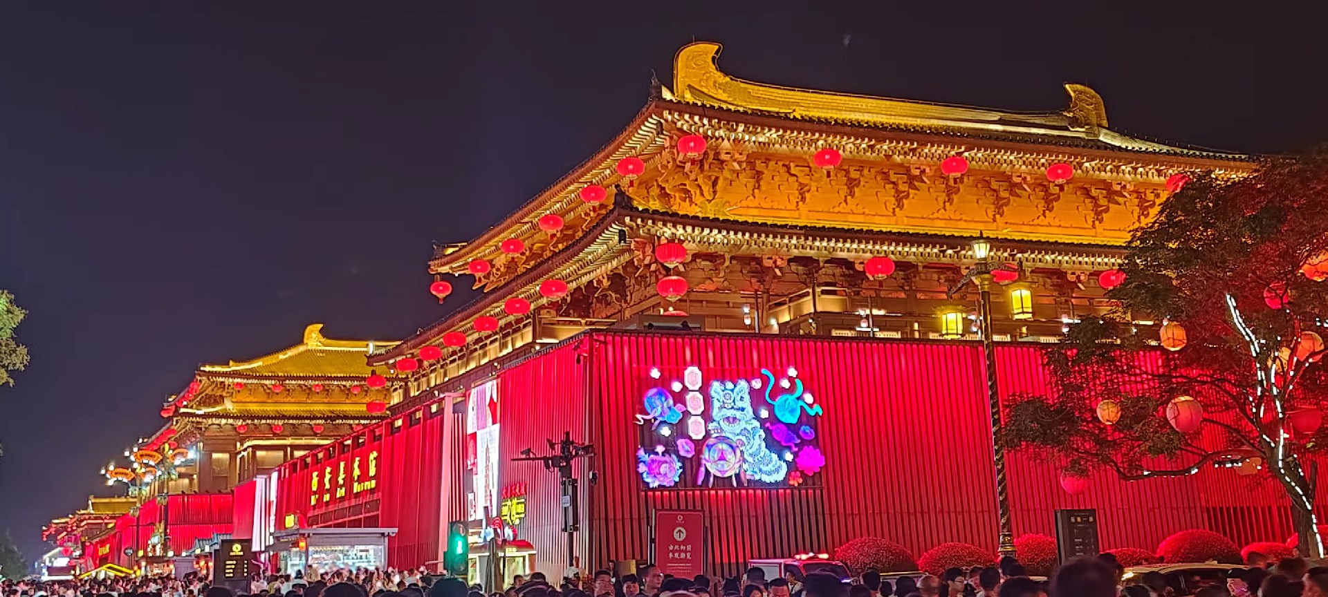 西安是國(guó)務(wù)院公布的首批國(guó)家歷史文化名城，有西周、秦、西漢、唐等在內(nèi)的13個(gè)朝代在此建都，是世界四大古都之一，中國(guó)古都學(xué)會(huì)認(rèn)定的中國(guó)建都朝代最多、帝都?xì)v史最長(zhǎng)的古都。曾經(jīng)作為中國(guó)首都和政治、經(jīng)濟(jì)、文化中心長(zhǎng)達(dá)1100多年。旅游景點(diǎn)有秦始皇兵馬俑博物館、大雁塔、陜西歷史博物館、華清池景區(qū)、碑林博物館等