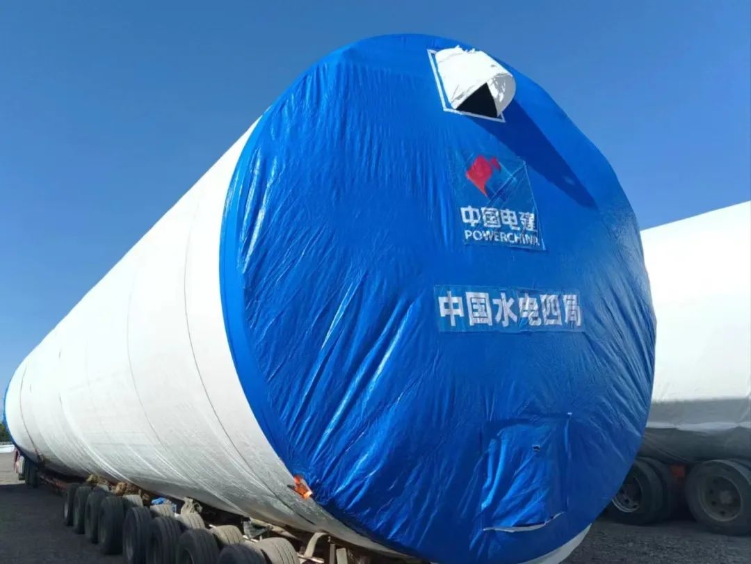 河鋼集團舞鋼生產的一批高端風電項目用鋼板如期發(fā)往客戶，將用于新彊吐魯番市重點能源項目——廣東能源托克遜縣100萬千瓦風電項目的風電塔筒制造。目前，舞鋼已累計向該項目供應高端風電項目用鋼板近2萬噸。 在供貨過程中，舞鋼強化項目跟蹤和技術營銷，針對該項目設計和建設所需，為用戶設計從生產到供貨以及后期服務的一攬子解決方案。在生產過程中，舞鋼根據客戶所需，不斷推動工藝和流程優(yōu)化，先后攻克冶煉和軋制環(huán)節(jié)的多個難題，滿足了客戶對鋼板表面質量的特殊需求，并保證了按期高質量交付。 廣東能源托克遜縣100萬千瓦風電項目（一期50萬千瓦）位于新疆維吾爾自治區(qū)吐魯番市托克遜縣，屬于小草湖風區(qū)。風電場距離托克遜縣僅14公里，距烏魯木齊市約130公里。海拔集中在45至125米，場地開闊，地形較平坦，地勢東南部低、西北部高。本工程擬安裝50臺風力發(fā)電機組，機組塔高126.1米，總工程量約26000噸，是新疆首個直徑超過6米的單機容量達10兆瓦的非分片式風電塔筒。  此項目為新建工程，地處新疆傳統(tǒng)九大風區(qū)之一的吐魯番西部風區(qū)核心位置，擁有得天獨厚的自然資源，與吐魯番市、烏魯木齊兩大用電負荷中心接壤，具備天然的負荷消納優(yōu)勢。項目投產后，年上網電量約23億千瓦時，可節(jié)約標準煤約70萬噸，每年可減少二氧化碳排放233萬噸，將具有良好的經濟效益和生態(tài)效益。  百萬千瓦級風電項目的開工建設，標志著吐魯番市在打造千萬千瓦級大型清潔能源基地的征程上又邁出了跨越式的一步，將有力推動吐魯番綠色新能源產業(yè)進入發(fā)展新時期，為建設全疆經濟高質量發(fā)展示范區(qū)提供新的、強有力的支撐。