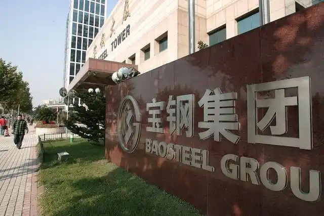 鋼鐵行業(yè)是全球工業(yè)體系中的重要支柱之一,其產(chǎn)品廣泛應(yīng)用于基礎(chǔ)設(shè)施建設(shè)、機(jī)械制造、汽車工業(yè)等領(lǐng)域。隨著全球工業(yè)化進(jìn)程的不斷深入,鋼鐵行業(yè)呈現(xiàn)出國(guó)際化競(jìng)爭(zhēng)格局。在眾多鋼鐵制造企業(yè)中,有6家公司以其出色的經(jīng)營(yíng)業(yè)績(jī)和強(qiáng)大的市場(chǎng)地位脫穎而出,成為了世界鋼鐵制造業(yè)的領(lǐng)軍企業(yè)。  第一，是總部位于中國(guó)的寶鋼集團(tuán)。寶鋼集團(tuán)創(chuàng)立于1992年,作為中國(guó)最大的鋼鐵生產(chǎn)企業(yè),其年產(chǎn)鋼鐵超過(guò)1億噸,在全球鋼鐵企業(yè)中居首位。寶鋼集團(tuán)擁有先進(jìn)的煉鋼技術(shù)和完善的產(chǎn)業(yè)鏈,產(chǎn)品涵蓋了碳鋼、合金鋼、不銹鋼等多個(gè)品類,廣泛應(yīng)用于汽車、家電、建筑等領(lǐng)域。在國(guó)內(nèi)市場(chǎng)上,寶鋼集團(tuán)占據(jù)主導(dǎo)地位,同時(shí)也積極拓展海外市場(chǎng),在全球范圍內(nèi)享有較高的品牌知名度。   第二，是同樣總部設(shè)在中國(guó)的武鋼集團(tuán)。武鋼集團(tuán)成立于1958年,是中國(guó)最早的鋼鐵生產(chǎn)企業(yè)之一,擁有悠久的歷史和豐富的生產(chǎn)經(jīng)驗(yàn)。該集團(tuán)主營(yíng)碳鋼和合金鋼的生產(chǎn),年產(chǎn)量超過(guò)5000萬(wàn)噸,位居全球第二。武鋼集團(tuán)不僅在國(guó)內(nèi)市場(chǎng)占有重要地位,同時(shí)也積極開拓海外市場(chǎng),產(chǎn)品遠(yuǎn)銷歐洲、東南亞等地區(qū)。近年來(lái),武鋼集團(tuán)通過(guò)并購(gòu)重組等方式不斷擴(kuò)大產(chǎn)能,提升了其在全球鋼鐵行業(yè)的影響力。   第三，是總部位于印度的塔塔鋼鐵公司。塔塔鋼鐵公司成立于1907年,是全球歷史最悠久的鋼鐵制造企業(yè)之一。該公司年產(chǎn)鋼鐵超過(guò)1800萬(wàn)噸,產(chǎn)品涵蓋了碳鋼、合金鋼、不銹鋼等種類,廣泛應(yīng)用于汽車、基礎(chǔ)設(shè)施、機(jī)械制造等領(lǐng)域。憑借雄厚的技術(shù)實(shí)力和優(yōu)秀的管理團(tuán)隊(duì),塔塔鋼鐵公司在全球鋼鐵市場(chǎng)上占據(jù)了重要地位,在發(fā)展中國(guó)家市場(chǎng)尤其具有優(yōu)勢(shì)。   第四，是總部位于日本的新日鐵住金株式會(huì)社。新日鐵住金株式會(huì)社是日本最大的鋼鐵制造企業(yè),年產(chǎn)鋼鐵約4500萬(wàn)噸,位居全球第四。該公司擁有業(yè)內(nèi)領(lǐng)先的技術(shù)水平,在煉鋼、軋鋼等工藝上均有很強(qiáng)的競(jìng)爭(zhēng)力。同時(shí),新日鐵住金還積極推動(dòng)產(chǎn)品創(chuàng)新,開發(fā)出多種高性能鋼材,廣泛應(yīng)用于汽車制造、電子電器等行業(yè)。憑借雄厚的技術(shù)實(shí)力和優(yōu)質(zhì)的產(chǎn)品,新日鐵住金在日本國(guó)內(nèi)以及東亞地區(qū)市場(chǎng)占據(jù)主導(dǎo)地位。   第五,是總部位于韓國(guó)的POSCO。POSCO創(chuàng)立于1968年,是韓國(guó)最大的鋼鐵制造企業(yè),年產(chǎn)鋼鐵約4000萬(wàn)噸。POSCO在煉鋼技術(shù)、產(chǎn)品研發(fā)等方面均處于業(yè)內(nèi)領(lǐng)先水平,旗下?lián)碛卸嗉液Ｍ庾庸?業(yè)務(wù)覆蓋全球主要市場(chǎng)。近年來(lái),POSCO不斷優(yōu)化產(chǎn)品結(jié)構(gòu),提升高附加值鋼材的占比,在汽車制造、電子等領(lǐng)域具有較強(qiáng)的市場(chǎng)競(jìng)爭(zhēng)力。憑借優(yōu)秀的經(jīng)營(yíng)業(yè)績(jī)和穩(wěn)健的財(cái)務(wù)狀況,POSCO在全球鋼鐵行業(yè)中占據(jù)重要地位。   第六,是總部位于美國(guó)的美國(guó)鋼鐵公司。美國(guó)鋼鐵公司創(chuàng)立于1901年,是美國(guó)最大的鋼鐵制造企業(yè),年產(chǎn)鋼鐵約1600萬(wàn)噸。該公司在碳鋼、不銹鋼等品類的生產(chǎn)上均具有較強(qiáng)的技術(shù)實(shí)力,產(chǎn)品廣泛應(yīng)用于汽車制造、基礎(chǔ)設(shè)施建設(shè)等領(lǐng)域。近年來(lái),美國(guó)鋼鐵公司通過(guò)資產(chǎn)重組和技術(shù)創(chuàng)新等措施,不斷提升自身競(jìng)爭(zhēng)力,在北美市場(chǎng)保持領(lǐng)先地位。   舉報(bào)/反饋