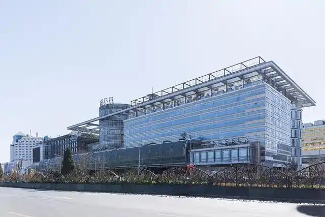 鋼鐵行業(yè)是全球工業(yè)體系中的重要支柱之一,其產(chǎn)品廣泛應(yīng)用于基礎(chǔ)設(shè)施建設(shè)、機(jī)械制造、汽車工業(yè)等領(lǐng)域。隨著全球工業(yè)化進(jìn)程的不斷深入,鋼鐵行業(yè)呈現(xiàn)出國(guó)際化競(jìng)爭(zhēng)格局。在眾多鋼鐵制造企業(yè)中,有6家公司以其出色的經(jīng)營(yíng)業(yè)績(jī)和強(qiáng)大的市場(chǎng)地位脫穎而出,成為了世界鋼鐵制造業(yè)的領(lǐng)軍企業(yè)。  第一，是總部位于中國(guó)的寶鋼集團(tuán)。寶鋼集團(tuán)創(chuàng)立于1992年,作為中國(guó)最大的鋼鐵生產(chǎn)企業(yè),其年產(chǎn)鋼鐵超過(guò)1億噸,在全球鋼鐵企業(yè)中居首位。寶鋼集團(tuán)擁有先進(jìn)的煉鋼技術(shù)和完善的產(chǎn)業(yè)鏈,產(chǎn)品涵蓋了碳鋼、合金鋼、不銹鋼等多個(gè)品類,廣泛應(yīng)用于汽車、家電、建筑等領(lǐng)域。在國(guó)內(nèi)市場(chǎng)上,寶鋼集團(tuán)占據(jù)主導(dǎo)地位,同時(shí)也積極拓展海外市場(chǎng),在全球范圍內(nèi)享有較高的品牌知名度。   第二，是同樣總部設(shè)在中國(guó)的武鋼集團(tuán)。武鋼集團(tuán)成立于1958年,是中國(guó)最早的鋼鐵生產(chǎn)企業(yè)之一,擁有悠久的歷史和豐富的生產(chǎn)經(jīng)驗(yàn)。該集團(tuán)主營(yíng)碳鋼和合金鋼的生產(chǎn),年產(chǎn)量超過(guò)5000萬(wàn)噸,位居全球第二。武鋼集團(tuán)不僅在國(guó)內(nèi)市場(chǎng)占有重要地位,同時(shí)也積極開拓海外市場(chǎng),產(chǎn)品遠(yuǎn)銷歐洲、東南亞等地區(qū)。近年來(lái),武鋼集團(tuán)通過(guò)并購(gòu)重組等方式不斷擴(kuò)大產(chǎn)能,提升了其在全球鋼鐵行業(yè)的影響力。   第三，是總部位于印度的塔塔鋼鐵公司。塔塔鋼鐵公司成立于1907年,是全球歷史最悠久的鋼鐵制造企業(yè)之一。該公司年產(chǎn)鋼鐵超過(guò)1800萬(wàn)噸,產(chǎn)品涵蓋了碳鋼、合金鋼、不銹鋼等種類,廣泛應(yīng)用于汽車、基礎(chǔ)設(shè)施、機(jī)械制造等領(lǐng)域。憑借雄厚的技術(shù)實(shí)力和優(yōu)秀的管理團(tuán)隊(duì),塔塔鋼鐵公司在全球鋼鐵市場(chǎng)上占據(jù)了重要地位,在發(fā)展中國(guó)家市場(chǎng)尤其具有優(yōu)勢(shì)。   第四，是總部位于日本的新日鐵住金株式會(huì)社。新日鐵住金株式會(huì)社是日本最大的鋼鐵制造企業(yè),年產(chǎn)鋼鐵約4500萬(wàn)噸,位居全球第四。該公司擁有業(yè)內(nèi)領(lǐng)先的技術(shù)水平,在煉鋼、軋鋼等工藝上均有很強(qiáng)的競(jìng)爭(zhēng)力。同時(shí),新日鐵住金還積極推動(dòng)產(chǎn)品創(chuàng)新,開發(fā)出多種高性能鋼材,廣泛應(yīng)用于汽車制造、電子電器等行業(yè)。憑借雄厚的技術(shù)實(shí)力和優(yōu)質(zhì)的產(chǎn)品,新日鐵住金在日本國(guó)內(nèi)以及東亞地區(qū)市場(chǎng)占據(jù)主導(dǎo)地位。   第五,是總部位于韓國(guó)的POSCO。POSCO創(chuàng)立于1968年,是韓國(guó)最大的鋼鐵制造企業(yè),年產(chǎn)鋼鐵約4000萬(wàn)噸。POSCO在煉鋼技術(shù)、產(chǎn)品研發(fā)等方面均處于業(yè)內(nèi)領(lǐng)先水平,旗下?lián)碛卸嗉液Ｍ庾庸?業(yè)務(wù)覆蓋全球主要市場(chǎng)。近年來(lái),POSCO不斷優(yōu)化產(chǎn)品結(jié)構(gòu),提升高附加值鋼材的占比,在汽車制造、電子等領(lǐng)域具有較強(qiáng)的市場(chǎng)競(jìng)爭(zhēng)力。憑借優(yōu)秀的經(jīng)營(yíng)業(yè)績(jī)和穩(wěn)健的財(cái)務(wù)狀況,POSCO在全球鋼鐵行業(yè)中占據(jù)重要地位。   第六,是總部位于美國(guó)的美國(guó)鋼鐵公司。美國(guó)鋼鐵公司創(chuàng)立于1901年,是美國(guó)最大的鋼鐵制造企業(yè),年產(chǎn)鋼鐵約1600萬(wàn)噸。該公司在碳鋼、不銹鋼等品類的生產(chǎn)上均具有較強(qiáng)的技術(shù)實(shí)力,產(chǎn)品廣泛應(yīng)用于汽車制造、基礎(chǔ)設(shè)施建設(shè)等領(lǐng)域。近年來(lái),美國(guó)鋼鐵公司通過(guò)資產(chǎn)重組和技術(shù)創(chuàng)新等措施,不斷提升自身競(jìng)爭(zhēng)力,在北美市場(chǎng)保持領(lǐng)先地位。   舉報(bào)/反饋