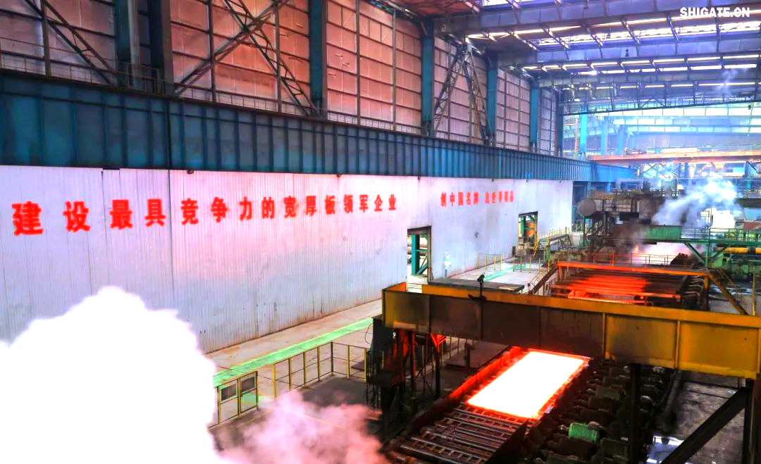 260余種寬厚板產(chǎn)品成功替代進(jìn)口或按國外標(biāo)準(zhǔn)生產(chǎn)，多個(gè)品種填補(bǔ)國內(nèi)空白并獨(dú)家供貨，更有40余種遠(yuǎn)銷海外。舞鋼公司不僅主導(dǎo)制定了臨氫設(shè)備用鉻鉬合金鋼板等十余項(xiàng)國家標(biāo)準(zhǔn)，還榮獲國家科學(xué)技術(shù)進(jìn)步獎(jiǎng)一等獎(jiǎng)2項(xiàng)、二等獎(jiǎng)1項(xiàng)，省部級(jí)科技進(jìn)步獎(jiǎng)更是數(shù)不勝數(shù)。自創(chuàng)立以來，河鋼集團(tuán)舞鋼公司便深耕寬厚板研發(fā)制造，打造出響亮的民族品牌，穩(wěn)坐世界寬厚板領(lǐng)域的頭把交椅。 260余種寬厚板產(chǎn)品成功替代進(jìn)口或按國外標(biāo)準(zhǔn)生產(chǎn)，多個(gè)品種填補(bǔ)國內(nèi)空白并獨(dú)家供貨，更有40余種遠(yuǎn)銷海外。舞鋼公司不僅主導(dǎo)制定了臨氫設(shè)備用鉻鉬合金鋼板等十余項(xiàng)國家標(biāo)準(zhǔn)，還榮獲國家科學(xué)技術(shù)進(jìn)步獎(jiǎng)一等獎(jiǎng)2項(xiàng)、二等獎(jiǎng)1項(xiàng)，省部級(jí)科技進(jìn)步獎(jiǎng)更是數(shù)不勝數(shù)。自創(chuàng)立以來，河鋼集團(tuán)舞鋼公司便深耕寬厚板研發(fā)制造，打造出響亮的民族品牌，穩(wěn)坐世界寬厚板領(lǐng)域的頭把交椅。 fdb85620c4ebcb4769ad69d0a0a3e58f.png圖為舞鋼生產(chǎn)現(xiàn)場一角。  品牌價(jià)值涵蓋了企業(yè)的多方面競爭力，包括產(chǎn)品實(shí)力、文化底蘊(yùn)、資源調(diào)配能力、技術(shù)標(biāo)準(zhǔn)以及質(zhì)量管理等。河鋼集團(tuán)舞鋼公司深知這一點(diǎn)，其黨委書記、董事長于勇強(qiáng)調(diào)，要緊密貼近市場脈搏，不斷強(qiáng)化科技創(chuàng)新，以更好地維護(hù)和提升舞鋼的品牌價(jià)值，推動(dòng)企業(yè)更上一層樓。  近日，《中國冶金報(bào)》的記者們走進(jìn)舞鋼，深入探訪了該企業(yè)品牌塑造的背后故事。舞鋼以科技為核心，提供高端定制服務(wù)，不僅緊跟行業(yè)動(dòng)態(tài)和客戶需求，還專注于客戶應(yīng)用材料的替代研發(fā)，通過創(chuàng)新贏得先機(jī)。舞鋼人以攻堅(jiān)克難的精神，突破關(guān)鍵技術(shù)難題，將關(guān)鍵核心技術(shù)牢牢掌握在自己手中，成功實(shí)現(xiàn)了從生產(chǎn)型企業(yè)到“制造+服務(wù)型企業(yè)”的轉(zhuǎn)型。  舞鋼黨委書記、董事長吝章國明確指出，舞鋼應(yīng)定位高端市場，致力于開發(fā)獨(dú)特且優(yōu)質(zhì)的高端產(chǎn)品，同時(shí)緊貼市場和客戶需求，提供量身定制的服務(wù)。這一策略不僅塑造了產(chǎn)品品牌，更提升了品牌價(jià)值。舞鋼國內(nèi)首發(fā)的SA737系列容器鋼板，以其大厚度、高技術(shù)難度，充分展現(xiàn)了企業(yè)在科技創(chuàng)新和高端定制方面的實(shí)力。 2024年10月，舞鋼在深入調(diào)研某重點(diǎn)客戶后，立志于替代進(jìn)口，著手研發(fā)大厚度、高技術(shù)難度的碳錳釩SA737系列容器鋼板。為此，公司組建了由技術(shù)、營銷人員等組成的高端高效益產(chǎn)品攻關(guān)團(tuán)隊(duì)，根據(jù)客戶需求定制了專屬供貨方案，贏得了客戶的信賴。  在生產(chǎn)過程中，舞鋼面臨鋼板厚度大、技術(shù)要求嚴(yán)苛等多重挑戰(zhàn)。但憑借強(qiáng)大的技術(shù)實(shí)力和創(chuàng)新能力，舞鋼團(tuán)隊(duì)不僅成功實(shí)施了覆蓋關(guān)鍵工序的梯度試驗(yàn)，還根據(jù)試驗(yàn)數(shù)據(jù)進(jìn)行了長達(dá)10余天的深入分析驗(yàn)證，最終確定了與生產(chǎn)現(xiàn)場高度契合的最佳工藝方案。這一方案確保了SA737系列容器鋼板在拉伸性能、沖擊性能以及模擬焊后性能等方面均達(dá)到國內(nèi)領(lǐng)先水平，有力地提升了舞鋼的品牌價(jià)值。  圖為舞鋼第二鋼軋廠的生產(chǎn)現(xiàn)場。 2024年12月20日，舞鋼科技部收到了來自某高端客戶的積極反饋：“舞鋼生產(chǎn)的碳錳釩SA737系列容器鋼板焊接性能非常穩(wěn)定，簡直太好用了！連我們的工人都為你們點(diǎn)贊！”這標(biāo)志著舞鋼首次成功批量生產(chǎn)出大厚度、高技術(shù)難度的碳錳釩SA737系列容器鋼板，實(shí)現(xiàn)了國內(nèi)首發(fā)，為舞鋼打造新的差異化優(yōu)勢、引領(lǐng)寬厚板行業(yè)的高質(zhì)量發(fā)展注入了強(qiáng)大動(dòng)力。同時(shí)，用戶對高端材料經(jīng)濟(jì)性的追求也成為舞鋼研發(fā)工作的重要考量因素。截至2024年底，舞鋼高錳鋼已在國內(nèi)首臺(tái)套高錳鋼船“GasChem Phoenix”上實(shí)現(xiàn)了安全運(yùn)行2萬海里的壯舉。這不僅標(biāo)志著舞鋼高錳鋼在國內(nèi)率先實(shí)現(xiàn)了實(shí)船應(yīng)用，更意味著新一代低成本、高性能的超低溫國產(chǎn)高錳鋼從基礎(chǔ)研究走向了工程應(yīng)用，為高錳鋼的推廣和應(yīng)用樹立了新的里程碑。  圖為舞鋼第二鋼軋廠。LNG（液化天然氣）新型低溫高錳鋼憑借其出色的低溫韌性、高延展性以及高強(qiáng)度，相較于傳統(tǒng)LNG船罐材料所采用的Ni系低溫鋼，展現(xiàn)出了顯著的經(jīng)濟(jì)效益。高錳鋼的應(yīng)用對LNG船舶制造企業(yè)而言，不僅有助于降低生產(chǎn)成本，更能提升其市場競爭力。為了實(shí)現(xiàn)科研成果與客戶需求的高效轉(zhuǎn)化，舞鋼積極展開了全方位、多輪次的科技創(chuàng)新活動(dòng)。 2024年12月18日，舞鋼的生產(chǎn)線上，一批高端壓力容器鋼板在經(jīng)過數(shù)小時(shí)精心熱處理后，順利完成了切割與取樣，隨后進(jìn)入性能檢驗(yàn)的關(guān)鍵環(huán)節(jié)?？萍疾康目蒲腥藛T全程緊密監(jiān)控，確保每一個(gè)環(huán)節(jié)都達(dá)到高標(biāo)準(zhǔn)。這批鋼板是為客戶量身定制的，面臨極高的技術(shù)挑戰(zhàn)，因?yàn)樗鼈儗儆诔T坯壓縮比的極限規(guī)格?？蛻粢笤谀M長時(shí)間焊接后，對鋼板厚度一半處進(jìn)行零下30攝氏度的沖擊韌性測試。同時(shí)，由于鋼板壓縮比小、厚度大，采用常規(guī)工藝難以確保各項(xiàng)性能指標(biāo)。  面對這些挑戰(zhàn)，舞鋼的高端高效益產(chǎn)品攻關(guān)團(tuán)隊(duì)從坯料生產(chǎn)、軋制到熱處理各環(huán)節(jié)入手，經(jīng)過不懈努力，終于找到了與性能指標(biāo)相匹配的最佳工藝參數(shù)，從而優(yōu)化了整體生產(chǎn)工藝。最終，該鋼板的各項(xiàng)性能參數(shù)不僅遠(yuǎn)超客戶預(yù)期，更達(dá)到了世界領(lǐng)先水平。  舞鋼第二鋼軋廠，一個(gè)致力于高端壓力容器鋼板研發(fā)與生產(chǎn)的重要基地。在這里，科技與創(chuàng)新是永恒的主題。吝章國，作為舞鋼的科技領(lǐng)軍人物，深知科技成果轉(zhuǎn)化的重要性。他強(qiáng)調(diào)，只有將研發(fā)出的產(chǎn)品真正轉(zhuǎn)化為實(shí)際生產(chǎn)力，才能實(shí)現(xiàn)其真正的價(jià)值。因此，舞鋼始終將科技成果轉(zhuǎn)化作為工作的重中之重，不斷推動(dòng)技術(shù)創(chuàng)新與產(chǎn)業(yè)升級(jí)的深度融合。 2024年，舞鋼繼續(xù)堅(jiān)定地走特鋼路線，并成功研發(fā)了18個(gè)新產(chǎn)品。此外，舞鋼還積極與20余家高端客戶進(jìn)行互訪，并成功開發(fā)了104個(gè)直供用戶，首單訂貨量累計(jì)高達(dá)9.5萬余噸。這些成績的取得，得益于舞鋼在市場把控方面的機(jī)制創(chuàng)新。在制造業(yè)轉(zhuǎn)型升級(jí)的大背景下，中厚板領(lǐng)域已成為鋼鐵行業(yè)增長最快的領(lǐng)域和效益源泉，這也導(dǎo)致國內(nèi)中厚板市場的供需狀況發(fā)生了深刻變化。面對這一新形勢，舞鋼積極應(yīng)對，通過機(jī)制創(chuàng)新來提升市場把控力，以實(shí)現(xiàn)更好的生存和發(fā)展。  舞鋼通過創(chuàng)新機(jī)制體制，進(jìn)一步強(qiáng)化了銷售端資源傾斜，推動(dòng)企業(yè)從單一生產(chǎn)向“制造+服務(wù)”模式轉(zhuǎn)型。他們深化市場、客戶和服務(wù)意識(shí)，不斷提高執(zhí)行、適應(yīng)和變革能力，專注于市場和客戶需求。經(jīng)過一系列舉措，舞鋼對市場的把控能力得到了顯著提升。  在2024年9月6日的舞鋼高端水電鋼攻關(guān)團(tuán)隊(duì)周例會(huì)上，該團(tuán)隊(duì)負(fù)責(zé)人張曉克強(qiáng)調(diào)，擁有鋼需求的頭部客戶是市場開發(fā)的關(guān)鍵。他要求團(tuán)隊(duì)成員主動(dòng)走訪、對接和服務(wù)這些客戶。該團(tuán)隊(duì)的積極攻關(guān)，使得舞鋼水電鋼合同承接量在2024年再創(chuàng)新高。  舞鋼始終以客戶需求為中心，通過多端對接和全面保障策略，不斷優(yōu)化產(chǎn)線建設(shè)。他們實(shí)施了領(lǐng)導(dǎo)班子成員的“產(chǎn)線包保”制度，從多個(gè)維度對兩條產(chǎn)線進(jìn)行數(shù)據(jù)畫像，包括噸鋼邊際貢獻(xiàn)、低邊際合同占比等。這些措施促進(jìn)了產(chǎn)線和營銷人員更加關(guān)注產(chǎn)線關(guān)鍵指標(biāo)和創(chuàng)效能力，推動(dòng)了企業(yè)管理重點(diǎn)從產(chǎn)量向產(chǎn)線的轉(zhuǎn)變。 53歲的高級(jí)技師任亞強(qiáng)，在面臨軋制生產(chǎn)難度極大、近乎顛覆其認(rèn)知的8120鋼板時(shí)，他堅(jiān)定地選擇了挑戰(zhàn)。他不僅將軋輥壓下量精細(xì)調(diào)整，更把各道次的間隙時(shí)間縮短到極致，最終成功生產(chǎn)出滿足客戶要求的產(chǎn)品。這一成功，不僅彰顯了舞鋼在技術(shù)上的實(shí)力，更體現(xiàn)了他們對于市場和客戶需求的深刻洞察。  在舞鋼的攻關(guān)團(tuán)隊(duì)中，“技術(shù)咖”們成為銷售的堅(jiān)強(qiáng)后盾。他們無條件支持銷售，對銷售人員提出的問題積極響應(yīng)，確保當(dāng)日事當(dāng)日畢。正是這種高效協(xié)作的精神，使得舞鋼在2024年成功中標(biāo)國內(nèi)多個(gè)知名建設(shè)項(xiàng)目。  在全員端，舞鋼更是全力以赴保市場，緊跟市場和客戶變化，提高反應(yīng)速度。他們突出柔性生產(chǎn)組織和靈活的訂單機(jī)制，實(shí)現(xiàn)生產(chǎn)組織與銷售的高度協(xié)同。同時(shí)，堅(jiān)持加強(qiáng)質(zhì)量、成本和交貨期管理，珍惜品牌信譽(yù)，成為舞鋼廣大干部職工的工作準(zhǔn)則。  一次江蘇客戶的746噸高端容器鋼板供貨合同，雖然交貨期只有短短20天，但舞鋼各部門、各單位加強(qiáng)協(xié)同，全方位提升保供能力。最終，在客戶要求的交貨期內(nèi)，舞鋼高質(zhì)量、高標(biāo)準(zhǔn)完成了整單合同產(chǎn)品交付，贏得了客戶的贊譽(yù)。這一成功案例，更是舞鋼對市場把控能力和執(zhí)行能力的有力證明。 針對市場和客戶對鋼板質(zhì)量的高標(biāo)準(zhǔn)要求，舞鋼的技術(shù)團(tuán)隊(duì)進(jìn)行了深入細(xì)致的技術(shù)評(píng)審和質(zhì)量預(yù)判。他們精心制定了科學(xué)合理的工藝方案，旨在從合同的技術(shù)交流、生效下發(fā)階段就開始精準(zhǔn)識(shí)別生產(chǎn)難度，并提前進(jìn)行干預(yù)，以確保產(chǎn)品設(shè)計(jì)開發(fā)的精準(zhǔn)度，從而保障產(chǎn)品質(zhì)量。具體而言，舞鋼采取了以下措施：首先是加強(qiáng)過程管控，提高一次性合格率和合同兌現(xiàn)率；其次是技術(shù)指導(dǎo)全程參與，技術(shù)人員堅(jiān)持“一次做對”的原則，對每個(gè)產(chǎn)品都進(jìn)行嚴(yán)格管理，以杜絕因標(biāo)準(zhǔn)化作業(yè)執(zhí)行不力導(dǎo)致的質(zhì)量波動(dòng)；最后是不斷追求工藝改進(jìn)的完美性。  此外，舞鋼還通過健全激勵(lì)機(jī)制來激發(fā)銷售人員的積極性。他們根據(jù)KPI完成情況對銷售人員進(jìn)行評(píng)價(jià)，并根據(jù)銷售業(yè)績給予報(bào)酬，同時(shí)實(shí)施末位淘汰制度。此外，還設(shè)立了銷售網(wǎng)點(diǎn)賽馬獎(jiǎng)勵(lì)機(jī)制、高售價(jià)高效益合同獎(jiǎng)勵(lì)機(jī)制以及高端高效益產(chǎn)品技術(shù)攻關(guān)團(tuán)隊(duì)創(chuàng)效獎(jiǎng)勵(lì)機(jī)制。  目前，舞鋼已針對高端細(xì)分市場、個(gè)性化小眾市場和新產(chǎn)業(yè)新業(yè)態(tài)市場需求進(jìn)行了布局。他們設(shè)立了15個(gè)營銷網(wǎng)點(diǎn)和32個(gè)高端高效產(chǎn)品攻關(guān)團(tuán)隊(duì)，形成了全線聯(lián)動(dòng)的銷售反應(yīng)機(jī)制。2024年，舞鋼高端高效益產(chǎn)品的銷量同比提升了17%，高端熱處理產(chǎn)品的入庫量也同比增加7%。同時(shí)，頭部客戶的銷量占比提升了5%，高端產(chǎn)品的年銷量更是增長了18.9%。  舞鋼展廳一角，高端產(chǎn)品盡收眼底。 2025年，舞鋼將緊密圍繞河鋼集團(tuán)的戰(zhàn)略規(guī)劃，持續(xù)專注于特鋼精品的研發(fā)與銷售，進(jìn)一步強(qiáng)化“貼近市場、貼近客戶”的經(jīng)營理念，積極推進(jìn)技術(shù)營銷策略的實(shí)施，深耕下游關(guān)鍵行業(yè)市場，從而不斷鞏固和擴(kuò)大舞鋼在寬厚板領(lǐng)域的領(lǐng)先優(yōu)勢，持續(xù)提高舞鋼品牌的整體價(jià)值。圖為舞鋼生產(chǎn)現(xiàn)場一角。  品牌價(jià)值涵蓋了企業(yè)的多方面競爭力，包括產(chǎn)品實(shí)力、文化底蘊(yùn)、資源調(diào)配能力、技術(shù)標(biāo)準(zhǔn)以及質(zhì)量管理等。河鋼集團(tuán)舞鋼公司深知這一點(diǎn)，其黨委書記、董事長于勇強(qiáng)調(diào)，要緊密貼近市場脈搏，不斷強(qiáng)化科技創(chuàng)新，以更好地維護(hù)和提升舞鋼的品牌價(jià)值，推動(dòng)企業(yè)更上一層樓。  近日，《中國冶金報(bào)》的記者們走進(jìn)舞鋼，深入探訪了該企業(yè)品牌塑造的背后故事。舞鋼以科技為核心，提供高端定制服務(wù)，不僅緊跟行業(yè)動(dòng)態(tài)和客戶需求，還專注于客戶應(yīng)用材料的替代研發(fā)，通過創(chuàng)新贏得先機(jī)。舞鋼人以攻堅(jiān)克難的精神，突破關(guān)鍵技術(shù)難題，將關(guān)鍵核心技術(shù)牢牢掌握在自己手中，成功實(shí)現(xiàn)了從生產(chǎn)型企業(yè)到“制造+服務(wù)型企業(yè)”的轉(zhuǎn)型。  舞鋼黨委書記、董事長吝章國明確指出，舞鋼應(yīng)定位高端市場，致力于開發(fā)獨(dú)特且優(yōu)質(zhì)的高端產(chǎn)品，同時(shí)緊貼市場和客戶需求，提供量身定制的服務(wù)。這一策略不僅塑造了產(chǎn)品品牌，更提升了品牌價(jià)值。舞鋼國內(nèi)首發(fā)的SA737系列容器鋼板，以其大厚度、高技術(shù)難度，充分展現(xiàn)了企業(yè)在科技創(chuàng)新和高端定制方面的實(shí)力。 2024年10月，舞鋼在深入調(diào)研某重點(diǎn)客戶后，立志于替代進(jìn)口，著手研發(fā)大厚度、高技術(shù)難度的碳錳釩SA737系列容器鋼板。為此，公司組建了由技術(shù)、營銷人員等組成的高端高效益產(chǎn)品攻關(guān)團(tuán)隊(duì)，根據(jù)客戶需求定制了專屬供貨方案，贏得了客戶的信賴。  在生產(chǎn)過程中，舞鋼面臨鋼板厚度大、技術(shù)要求嚴(yán)苛等多重挑戰(zhàn)。但憑借強(qiáng)大的技術(shù)實(shí)力和創(chuàng)新能力，舞鋼團(tuán)隊(duì)不僅成功實(shí)施了覆蓋關(guān)鍵工序的梯度試驗(yàn)，還根據(jù)試驗(yàn)數(shù)據(jù)進(jìn)行了長達(dá)10余天的深入分析驗(yàn)證，最終確定了與生產(chǎn)現(xiàn)場高度契合的最佳工藝方案。這一方案確保了SA737系列容器鋼板在拉伸性能、沖擊性能以及模擬焊后性能等方面均達(dá)到國內(nèi)領(lǐng)先水平，有力地提升了舞鋼的品牌價(jià)值。 5d7280e5f0e670f44544f8cefe0f0d14.png圖為舞鋼第二鋼軋廠的生產(chǎn)現(xiàn)場。 2024年12月20日，舞鋼科技部收到了來自某高端客戶的積極反饋：“舞鋼生產(chǎn)的碳錳釩SA737系列容器鋼板焊接性能非常穩(wěn)定，簡直太好用了！連我們的工人都為你們點(diǎn)贊！”這標(biāo)志著舞鋼首次成功批量生產(chǎn)出大厚度、高技術(shù)難度的碳錳釩SA737系列容器鋼板，實(shí)現(xiàn)了國內(nèi)首發(fā)，為舞鋼打造新的差異化優(yōu)勢、引領(lǐng)寬厚板行業(yè)的高質(zhì)量發(fā)展注入了強(qiáng)大動(dòng)力。同時(shí)，用戶對高端材料經(jīng)濟(jì)性的追求也成為舞鋼研發(fā)工作的重要考量因素。截至2024年底，舞鋼高錳鋼已在國內(nèi)首臺(tái)套高錳鋼船“GasChem Phoenix”上實(shí)現(xiàn)了安全運(yùn)行2萬海里的壯舉。這不僅標(biāo)志著舞鋼高錳鋼在國內(nèi)率先實(shí)現(xiàn)了實(shí)船應(yīng)用，更意味著新一代低成本、高性能的超低溫國產(chǎn)高錳鋼從基礎(chǔ)研究走向了工程應(yīng)用，為高錳鋼的推廣和應(yīng)用樹立了新的里程碑。 46457aad56baacd125c4811c93a87642.png圖為舞鋼第二鋼軋廠。LNG（液化天然氣）新型低溫高錳鋼憑借其出色的低溫韌性、高延展性以及高強(qiáng)度，相較于傳統(tǒng)LNG船罐材料所采用的Ni系低溫鋼，展現(xiàn)出了顯著的經(jīng)濟(jì)效益。高錳鋼的應(yīng)用對LNG船舶制造企業(yè)而言，不僅有助于降低生產(chǎn)成本，更能提升其市場競爭力。為了實(shí)現(xiàn)科研成果與客戶需求的高效轉(zhuǎn)化，舞鋼積極展開了全方位、多輪次的科技創(chuàng)新活動(dòng)。 2024年12月18日，舞鋼的生產(chǎn)線上，一批高端壓力容器鋼板在經(jīng)過數(shù)小時(shí)精心熱處理后，順利完成了切割與取樣，隨后進(jìn)入性能檢驗(yàn)的關(guān)鍵環(huán)節(jié)?？萍疾康目蒲腥藛T全程緊密監(jiān)控，確保每一個(gè)環(huán)節(jié)都達(dá)到高標(biāo)準(zhǔn)。這批鋼板是為客戶量身定制的，面臨極高的技術(shù)挑戰(zhàn)，因?yàn)樗鼈儗儆诔T坯壓縮比的極限規(guī)格。客戶要求在模擬長時(shí)間焊接后，對鋼板厚度一半處進(jìn)行零下30攝氏度的沖擊韌性測試。同時(shí)，由于鋼板壓縮比小、厚度大，采用常規(guī)工藝難以確保各項(xiàng)性能指標(biāo)。  面對這些挑戰(zhàn)，舞鋼的高端高效益產(chǎn)品攻關(guān)團(tuán)隊(duì)從坯料生產(chǎn)、軋制到熱處理各環(huán)節(jié)入手，經(jīng)過不懈努力，終于找到了與性能指標(biāo)相匹配的最佳工藝參數(shù)，從而優(yōu)化了整體生產(chǎn)工藝。最終，該鋼板的各項(xiàng)性能參數(shù)不僅遠(yuǎn)超客戶預(yù)期，更達(dá)到了世界領(lǐng)先水平。 03022d4b7265c93067bd0bb81ea61e91.png舞鋼第二鋼軋廠，一個(gè)致力于高端壓力容器鋼板研發(fā)與生產(chǎn)的重要基地。在這里，科技與創(chuàng)新是永恒的主題。吝章國，作為舞鋼的科技領(lǐng)軍人物，深知科技成果轉(zhuǎn)化的重要性。他強(qiáng)調(diào)，只有將研發(fā)出的產(chǎn)品真正轉(zhuǎn)化為實(shí)際生產(chǎn)力，才能實(shí)現(xiàn)其真正的價(jià)值。因此，舞鋼始終將科技成果轉(zhuǎn)化作為工作的重中之重，不斷推動(dòng)技術(shù)創(chuàng)新與產(chǎn)業(yè)升級(jí)的深度融合。 2024年，舞鋼繼續(xù)堅(jiān)定地走特鋼路線，并成功研發(fā)了18個(gè)新產(chǎn)品。此外，舞鋼還積極與20余家高端客戶進(jìn)行互訪，并成功開發(fā)了104個(gè)直供用戶，首單訂貨量累計(jì)高達(dá)9.5萬余噸。這些成績的取得，得益于舞鋼在市場把控方面的機(jī)制創(chuàng)新。在制造業(yè)轉(zhuǎn)型升級(jí)的大背景下，中厚板領(lǐng)域已成為鋼鐵行業(yè)增長最快的領(lǐng)域和效益源泉，這也導(dǎo)致國內(nèi)中厚板市場的供需狀況發(fā)生了深刻變化。面對這一新形勢，舞鋼積極應(yīng)對，通過機(jī)制創(chuàng)新來提升市場把控力，以實(shí)現(xiàn)更好的生存和發(fā)展。 0a698836478e07383d7a298285345cad.png舞鋼通過創(chuàng)新機(jī)制體制，進(jìn)一步強(qiáng)化了銷售端資源傾斜，推動(dòng)企業(yè)從單一生產(chǎn)向“制造+服務(wù)”模式轉(zhuǎn)型。他們深化市場、客戶和服務(wù)意識(shí)，不斷提高執(zhí)行、適應(yīng)和變革能力，專注于市場和客戶需求。經(jīng)過一系列舉措，舞鋼對市場的把控能力得到了顯著提升。  在2024年9月6日的舞鋼高端水電鋼攻關(guān)團(tuán)隊(duì)周例會(huì)上，該團(tuán)隊(duì)負(fù)責(zé)人張曉克強(qiáng)調(diào)，擁有鋼需求的頭部客戶是市場開發(fā)的關(guān)鍵。他要求團(tuán)隊(duì)成員主動(dòng)走訪、對接和服務(wù)這些客戶。該團(tuán)隊(duì)的積極攻關(guān)，使得舞鋼水電鋼合同承接量在2024年再創(chuàng)新高。  舞鋼始終以客戶需求為中心，通過多端對接和全面保障策略，不斷優(yōu)化產(chǎn)線建設(shè)。他們實(shí)施了領(lǐng)導(dǎo)班子成員的“產(chǎn)線包保”制度，從多個(gè)維度對兩條產(chǎn)線進(jìn)行數(shù)據(jù)畫像，包括噸鋼邊際貢獻(xiàn)、低邊際合同占比等。這些措施促進(jìn)了產(chǎn)線和營銷人員更加關(guān)注產(chǎn)線關(guān)鍵指標(biāo)和創(chuàng)效能力，推動(dòng)了企業(yè)管理重點(diǎn)從產(chǎn)量向產(chǎn)線的轉(zhuǎn)變。 53歲的高級(jí)技師任亞強(qiáng)，在面臨軋制生產(chǎn)難度極大、近乎顛覆其認(rèn)知的8120鋼板時(shí)，他堅(jiān)定地選擇了挑戰(zhàn)。他不僅將軋輥壓下量精細(xì)調(diào)整，更把各道次的間隙時(shí)間縮短到極致，最終成功生產(chǎn)出滿足客戶要求的產(chǎn)品。這一成功，不僅彰顯了舞鋼在技術(shù)上的實(shí)力，更體現(xiàn)了他們對于市場和客戶需求的深刻洞察。  在舞鋼的攻關(guān)團(tuán)隊(duì)中，“技術(shù)咖”們成為銷售的堅(jiān)強(qiáng)后盾。他們無條件支持銷售，對銷售人員提出的問題積極響應(yīng)，確保當(dāng)日事當(dāng)日畢。正是這種高效協(xié)作的精神，使得舞鋼在2024年成功中標(biāo)國內(nèi)多個(gè)知名建設(shè)項(xiàng)目。  在全員端，舞鋼更是全力以赴保市場，緊跟市場和客戶變化，提高反應(yīng)速度。他們突出柔性生產(chǎn)組織和靈活的訂單機(jī)制，實(shí)現(xiàn)生產(chǎn)組織與銷售的高度協(xié)同。同時(shí)，堅(jiān)持加強(qiáng)質(zhì)量、成本和交貨期管理，珍惜品牌信譽(yù)，成為舞鋼廣大干部職工的工作準(zhǔn)則。  一次江蘇客戶的746噸高端容器鋼板供貨合同，雖然交貨期只有短短20天，但舞鋼各部門、各單位加強(qiáng)協(xié)同，全方位提升保供能力。最終，在客戶要求的交貨期內(nèi)，舞鋼高質(zhì)量、高標(biāo)準(zhǔn)完成了整單合同產(chǎn)品交付，贏得了客戶的贊譽(yù)。這一成功案例，更是舞鋼對市場把控能力和執(zhí)行能力的有力證明。 針對市場和客戶對鋼板質(zhì)量的高標(biāo)準(zhǔn)要求，舞鋼的技術(shù)團(tuán)隊(duì)進(jìn)行了深入細(xì)致的技術(shù)評(píng)審和質(zhì)量預(yù)判。他們精心制定了科學(xué)合理的工藝方案，旨在從合同的技術(shù)交流、生效下發(fā)階段就開始精準(zhǔn)識(shí)別生產(chǎn)難度，并提前進(jìn)行干預(yù)，以確保產(chǎn)品設(shè)計(jì)開發(fā)的精準(zhǔn)度，從而保障產(chǎn)品質(zhì)量。具體而言，舞鋼采取了以下措施：首先是加強(qiáng)過程管控，提高一次性合格率和合同兌現(xiàn)率；其次是技術(shù)指導(dǎo)全程參與，技術(shù)人員堅(jiān)持“一次做對”的原則，對每個(gè)產(chǎn)品都進(jìn)行嚴(yán)格管理，以杜絕因標(biāo)準(zhǔn)化作業(yè)執(zhí)行不力導(dǎo)致的質(zhì)量波動(dòng)；最后是不斷追求工藝改進(jìn)的完美性。  此外，舞鋼還通過健全激勵(lì)機(jī)制來激發(fā)銷售人員的積極性。他們根據(jù)KPI完成情況對銷售人員進(jìn)行評(píng)價(jià)，并根據(jù)銷售業(yè)績給予報(bào)酬，同時(shí)實(shí)施末位淘汰制度。此外，還設(shè)立了銷售網(wǎng)點(diǎn)賽馬獎(jiǎng)勵(lì)機(jī)制、高售價(jià)高效益合同獎(jiǎng)勵(lì)機(jī)制以及高端高效益產(chǎn)品技術(shù)攻關(guān)團(tuán)隊(duì)創(chuàng)效獎(jiǎng)勵(lì)機(jī)制。  目前，舞鋼已針對高端細(xì)分市場、個(gè)性化小眾市場和新產(chǎn)業(yè)新業(yè)態(tài)市場需求進(jìn)行了布局。他們設(shè)立了15個(gè)營銷網(wǎng)點(diǎn)和32個(gè)高端高效產(chǎn)品攻關(guān)團(tuán)隊(duì)，形成了全線聯(lián)動(dòng)的銷售反應(yīng)機(jī)制。2024年，舞鋼高端高效益產(chǎn)品的銷量同比提升了17%，高端熱處理產(chǎn)品的入庫量也同比增加7%。同時(shí)，頭部客戶的銷量占比提升了5%，高端產(chǎn)品的年銷量更是增長了18.9%。 14f58a2a32dec17139ea4d08778c063f.png舞鋼展廳一角，高端產(chǎn)品盡收眼底。 2025年，舞鋼將緊密圍繞河鋼集團(tuán)的戰(zhàn)略規(guī)劃，持續(xù)專注于特鋼精品的研發(fā)與銷售，進(jìn)一步強(qiáng)化“貼近市場、貼近客戶”的經(jīng)營理念，積極推進(jìn)技術(shù)營銷策略的實(shí)施，深耕下游關(guān)鍵行業(yè)市場，從而不斷鞏固和擴(kuò)大舞鋼在寬厚板領(lǐng)域的領(lǐng)先優(yōu)勢，持續(xù)提高舞鋼品牌的整體價(jià)值。