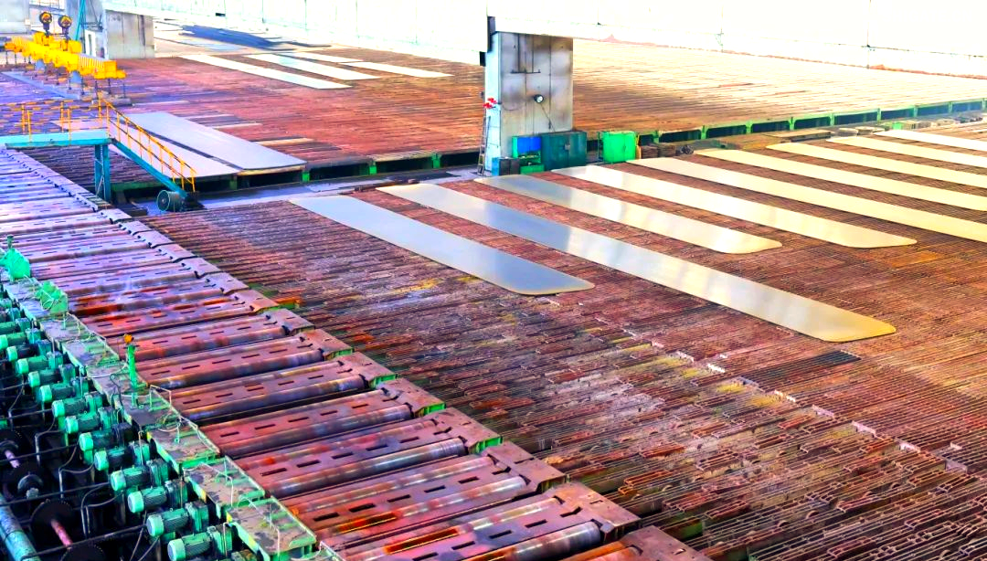 260余種寬厚板產(chǎn)品成功替代進(jìn)口或按國外標(biāo)準(zhǔn)生產(chǎn)，多個(gè)品種填補(bǔ)國內(nèi)空白并獨(dú)家供貨，更有40余種遠(yuǎn)銷海外。舞鋼公司不僅主導(dǎo)制定了臨氫設(shè)備用鉻鉬合金鋼板等十余項(xiàng)國家標(biāo)準(zhǔn)，還榮獲國家科學(xué)技術(shù)進(jìn)步獎(jiǎng)一等獎(jiǎng)2項(xiàng)、二等獎(jiǎng)1項(xiàng)，省部級(jí)科技進(jìn)步獎(jiǎng)更是數(shù)不勝數(shù)。自創(chuàng)立以來，河鋼集團(tuán)舞鋼公司便深耕寬厚板研發(fā)制造，打造出響亮的民族品牌，穩(wěn)坐世界寬厚板領(lǐng)域的頭把交椅。 260余種寬厚板產(chǎn)品成功替代進(jìn)口或按國外標(biāo)準(zhǔn)生產(chǎn)，多個(gè)品種填補(bǔ)國內(nèi)空白并獨(dú)家供貨，更有40余種遠(yuǎn)銷海外。舞鋼公司不僅主導(dǎo)制定了臨氫設(shè)備用鉻鉬合金鋼板等十余項(xiàng)國家標(biāo)準(zhǔn)，還榮獲國家科學(xué)技術(shù)進(jìn)步獎(jiǎng)一等獎(jiǎng)2項(xiàng)、二等獎(jiǎng)1項(xiàng)，省部級(jí)科技進(jìn)步獎(jiǎng)更是數(shù)不勝數(shù)。自創(chuàng)立以來，河鋼集團(tuán)舞鋼公司便深耕寬厚板研發(fā)制造，打造出響亮的民族品牌，穩(wěn)坐世界寬厚板領(lǐng)域的頭把交椅。 fdb85620c4ebcb4769ad69d0a0a3e58f.png圖為舞鋼生產(chǎn)現(xiàn)場一角。  品牌價(jià)值涵蓋了企業(yè)的多方面競爭力，包括產(chǎn)品實(shí)力、文化底蘊(yùn)、資源調(diào)配能力、技術(shù)標(biāo)準(zhǔn)以及質(zhì)量管理等。河鋼集團(tuán)舞鋼公司深知這一點(diǎn)，其黨委書記、董事長于勇強(qiáng)調(diào)，要緊密貼近市場脈搏，不斷強(qiáng)化科技創(chuàng)新，以更好地維護(hù)和提升舞鋼的品牌價(jià)值，推動(dòng)企業(yè)更上一層樓。  近日，《中國冶金報(bào)》的記者們走進(jìn)舞鋼，深入探訪了該企業(yè)品牌塑造的背后故事。舞鋼以科技為核心，提供高端定制服務(wù)，不僅緊跟行業(yè)動(dòng)態(tài)和客戶需求，還專注于客戶應(yīng)用材料的替代研發(fā)，通過創(chuàng)新贏得先機(jī)。舞鋼人以攻堅(jiān)克難的精神，突破關(guān)鍵技術(shù)難題，將關(guān)鍵核心技術(shù)牢牢掌握在自己手中，成功實(shí)現(xiàn)了從生產(chǎn)型企業(yè)到“制造+服務(wù)型企業(yè)”的轉(zhuǎn)型。  舞鋼黨委書記、董事長吝章國明確指出，舞鋼應(yīng)定位高端市場，致力于開發(fā)獨(dú)特且優(yōu)質(zhì)的高端產(chǎn)品，同時(shí)緊貼市場和客戶需求，提供量身定制的服務(wù)。這一策略不僅塑造了產(chǎn)品品牌，更提升了品牌價(jià)值。舞鋼國內(nèi)首發(fā)的SA737系列容器鋼板，以其大厚度、高技術(shù)難度，充分展現(xiàn)了企業(yè)在科技創(chuàng)新和高端定制方面的實(shí)力。 2024年10月，舞鋼在深入調(diào)研某重點(diǎn)客戶后，立志于替代進(jìn)口，著手研發(fā)大厚度、高技術(shù)難度的碳錳釩SA737系列容器鋼板。為此，公司組建了由技術(shù)、營銷人員等組成的高端高效益產(chǎn)品攻關(guān)團(tuán)隊(duì)，根據(jù)客戶需求定制了專屬供貨方案，贏得了客戶的信賴。  在生產(chǎn)過程中，舞鋼面臨鋼板厚度大、技術(shù)要求嚴(yán)苛等多重挑戰(zhàn)。但憑借強(qiáng)大的技術(shù)實(shí)力和創(chuàng)新能力，舞鋼團(tuán)隊(duì)不僅成功實(shí)施了覆蓋關(guān)鍵工序的梯度試驗(yàn)，還根據(jù)試驗(yàn)數(shù)據(jù)進(jìn)行了長達(dá)10余天的深入分析驗(yàn)證，最終確定了與生產(chǎn)現(xiàn)場高度契合的最佳工藝方案。這一方案確保了SA737系列容器鋼板在拉伸性能、沖擊性能以及模擬焊后性能等方面均達(dá)到國內(nèi)領(lǐng)先水平，有力地提升了舞鋼的品牌價(jià)值。  圖為舞鋼第二鋼軋廠的生產(chǎn)現(xiàn)場。 2024年12月20日，舞鋼科技部收到了來自某高端客戶的積極反饋：“舞鋼生產(chǎn)的碳錳釩SA737系列容器鋼板焊接性能非常穩(wěn)定，簡直太好用了！連我們的工人都為你們點(diǎn)贊！”這標(biāo)志著舞鋼首次成功批量生產(chǎn)出大厚度、高技術(shù)難度的碳錳釩SA737系列容器鋼板，實(shí)現(xiàn)了國內(nèi)首發(fā)，為舞鋼打造新的差異化優(yōu)勢、引領(lǐng)寬厚板行業(yè)的高質(zhì)量發(fā)展注入了強(qiáng)大動(dòng)力。同時(shí)，用戶對高端材料經(jīng)濟(jì)性的追求也成為舞鋼研發(fā)工作的重要考量因素。截至2024年底，舞鋼高錳鋼已在國內(nèi)首臺(tái)套高錳鋼船“GasChem Phoenix”上實(shí)現(xiàn)了安全運(yùn)行2萬海里的壯舉。這不僅標(biāo)志著舞鋼高錳鋼在國內(nèi)率先實(shí)現(xiàn)了實(shí)船應(yīng)用，更意味著新一代低成本、高性能的超低溫國產(chǎn)高錳鋼從基礎(chǔ)研究走向了工程應(yīng)用，為高錳鋼的推廣和應(yīng)用樹立了新的里程碑。  圖為舞鋼第二鋼軋廠。LNG（液化天然氣）新型低溫高錳鋼憑借其出色的低溫韌性、高延展性以及高強(qiáng)度，相較于傳統(tǒng)LNG船罐材料所采用的Ni系低溫鋼，展現(xiàn)出了顯著的經(jīng)濟(jì)效益。高錳鋼的應(yīng)用對LNG船舶制造企業(yè)而言，不僅有助于降低生產(chǎn)成本，更能提升其市場競爭力。為了實(shí)現(xiàn)科研成果與客戶需求的高效轉(zhuǎn)化，舞鋼積極展開了全方位、多輪次的科技創(chuàng)新活動(dòng)。 2024年12月18日，舞鋼的生產(chǎn)線上，一批高端壓力容器鋼板在經(jīng)過數(shù)小時(shí)精心熱處理后，順利完成了切割與取樣，隨后進(jìn)入性能檢驗(yàn)的關(guān)鍵環(huán)節(jié)?？萍疾康目蒲腥藛T全程緊密監(jiān)控，確保每一個(gè)環(huán)節(jié)都達(dá)到高標(biāo)準(zhǔn)。這批鋼板是為客戶量身定制的，面臨極高的技術(shù)挑戰(zhàn)，因?yàn)樗鼈儗儆诔T坯壓縮比的極限規(guī)格?？蛻粢笤谀M長時(shí)間焊接后，對鋼板厚度一半處進(jìn)行零下30攝氏度的沖擊韌性測試。同時(shí)，由于鋼板壓縮比小、厚度大，采用常規(guī)工藝難以確保各項(xiàng)性能指標(biāo)。  面對這些挑戰(zhàn)，舞鋼的高端高效益產(chǎn)品攻關(guān)團(tuán)隊(duì)從坯料生產(chǎn)、軋制到熱處理各環(huán)節(jié)入手，經(jīng)過不懈努力，終于找到了與性能指標(biāo)相匹配的最佳工藝參數(shù)，從而優(yōu)化了整體生產(chǎn)工藝。最終，該鋼板的各項(xiàng)性能參數(shù)不僅遠(yuǎn)超客戶預(yù)期，更達(dá)到了世界領(lǐng)先水平。  舞鋼第二鋼軋廠，一個(gè)致力于高端壓力容器鋼板研發(fā)與生產(chǎn)的重要基地。在這里，科技與創(chuàng)新是永恒的主題。吝章國，作為舞鋼的科技領(lǐng)軍人物，深知科技成果轉(zhuǎn)化的重要性。他強(qiáng)調(diào)，只有將研發(fā)出的產(chǎn)品真正轉(zhuǎn)化為實(shí)際生產(chǎn)力，才能實(shí)現(xiàn)其真正的價(jià)值。因此，舞鋼始終將科技成果轉(zhuǎn)化作為工作的重中之重，不斷推動(dòng)技術(shù)創(chuàng)新與產(chǎn)業(yè)升級(jí)的深度融合。 2024年，舞鋼繼續(xù)堅(jiān)定地走特鋼路線，并成功研發(fā)了18個(gè)新產(chǎn)品。此外，舞鋼還積極與20余家高端客戶進(jìn)行互訪，并成功開發(fā)了104個(gè)直供用戶，首單訂貨量累計(jì)高達(dá)9.5萬余噸。這些成績的取得，得益于舞鋼在市場把控方面的機(jī)制創(chuàng)新。在制造業(yè)轉(zhuǎn)型升級(jí)的大背景下，中厚板領(lǐng)域已成為鋼鐵行業(yè)增長最快的領(lǐng)域和效益源泉，這也導(dǎo)致國內(nèi)中厚板市場的供需狀況發(fā)生了深刻變化。面對這一新形勢，舞鋼積極應(yīng)對，通過機(jī)制創(chuàng)新來提升市場把控力，以實(shí)現(xiàn)更好的生存和發(fā)展。  舞鋼通過創(chuàng)新機(jī)制體制，進(jìn)一步強(qiáng)化了銷售端資源傾斜，推動(dòng)企業(yè)從單一生產(chǎn)向“制造+服務(wù)”模式轉(zhuǎn)型。他們深化市場、客戶和服務(wù)意識(shí)，不斷提高執(zhí)行、適應(yīng)和變革能力，專注于市場和客戶需求。經(jīng)過一系列舉措，舞鋼對市場的把控能力得到了顯著提升。  在2024年9月6日的舞鋼高端水電鋼攻關(guān)團(tuán)隊(duì)周例會(huì)上，該團(tuán)隊(duì)負(fù)責(zé)人張曉克強(qiáng)調(diào)，擁有鋼需求的頭部客戶是市場開發(fā)的關(guān)鍵。他要求團(tuán)隊(duì)成員主動(dòng)走訪、對接和服務(wù)這些客戶。該團(tuán)隊(duì)的積極攻關(guān)，使得舞鋼水電鋼合同承接量在2024年再創(chuàng)新高。  舞鋼始終以客戶需求為中心，通過多端對接和全面保障策略，不斷優(yōu)化產(chǎn)線建設(shè)。他們實(shí)施了領(lǐng)導(dǎo)班子成員的“產(chǎn)線包?！敝贫龋瑥亩鄠€(gè)維度對兩條產(chǎn)線進(jìn)行數(shù)據(jù)畫像，包括噸鋼邊際貢獻(xiàn)、低邊際合同占比等。這些措施促進(jìn)了產(chǎn)線和營銷人員更加關(guān)注產(chǎn)線關(guān)鍵指標(biāo)和創(chuàng)效能力，推動(dòng)了企業(yè)管理重點(diǎn)從產(chǎn)量向產(chǎn)線的轉(zhuǎn)變。 53歲的高級(jí)技師任亞強(qiáng)，在面臨軋制生產(chǎn)難度極大、近乎顛覆其認(rèn)知的8120鋼板時(shí)，他堅(jiān)定地選擇了挑戰(zhàn)。他不僅將軋輥壓下量精細(xì)調(diào)整，更把各道次的間隙時(shí)間縮短到極致，最終成功生產(chǎn)出滿足客戶要求的產(chǎn)品。這一成功，不僅彰顯了舞鋼在技術(shù)上的實(shí)力，更體現(xiàn)了他們對于市場和客戶需求的深刻洞察。  在舞鋼的攻關(guān)團(tuán)隊(duì)中，“技術(shù)咖”們成為銷售的堅(jiān)強(qiáng)后盾。他們無條件支持銷售，對銷售人員提出的問題積極響應(yīng)，確保當(dāng)日事當(dāng)日畢。正是這種高效協(xié)作的精神，使得舞鋼在2024年成功中標(biāo)國內(nèi)多個(gè)知名建設(shè)項(xiàng)目。  在全員端，舞鋼更是全力以赴保市場，緊跟市場和客戶變化，提高反應(yīng)速度。他們突出柔性生產(chǎn)組織和靈活的訂單機(jī)制，實(shí)現(xiàn)生產(chǎn)組織與銷售的高度協(xié)同。同時(shí)，堅(jiān)持加強(qiáng)質(zhì)量、成本和交貨期管理，珍惜品牌信譽(yù)，成為舞鋼廣大干部職工的工作準(zhǔn)則。  一次江蘇客戶的746噸高端容器鋼板供貨合同，雖然交貨期只有短短20天，但舞鋼各部門、各單位加強(qiáng)協(xié)同，全方位提升保供能力。最終，在客戶要求的交貨期內(nèi)，舞鋼高質(zhì)量、高標(biāo)準(zhǔn)完成了整單合同產(chǎn)品交付，贏得了客戶的贊譽(yù)。這一成功案例，更是舞鋼對市場把控能力和執(zhí)行能力的有力證明。 針對市場和客戶對鋼板質(zhì)量的高標(biāo)準(zhǔn)要求，舞鋼的技術(shù)團(tuán)隊(duì)進(jìn)行了深入細(xì)致的技術(shù)評(píng)審和質(zhì)量預(yù)判。他們精心制定了科學(xué)合理的工藝方案，旨在從合同的技術(shù)交流、生效下發(fā)階段就開始精準(zhǔn)識(shí)別生產(chǎn)難度，并提前進(jìn)行干預(yù)，以確保產(chǎn)品設(shè)計(jì)開發(fā)的精準(zhǔn)度，從而保障產(chǎn)品質(zhì)量。具體而言，舞鋼采取了以下措施：首先是加強(qiáng)過程管控，提高一次性合格率和合同兌現(xiàn)率；其次是技術(shù)指導(dǎo)全程參與，技術(shù)人員堅(jiān)持“一次做對”的原則，對每個(gè)產(chǎn)品都進(jìn)行嚴(yán)格管理，以杜絕因標(biāo)準(zhǔn)化作業(yè)執(zhí)行不力導(dǎo)致的質(zhì)量波動(dòng)；最后是不斷追求工藝改進(jìn)的完美性。  此外，舞鋼還通過健全激勵(lì)機(jī)制來激發(fā)銷售人員的積極性。他們根據(jù)KPI完成情況對銷售人員進(jìn)行評(píng)價(jià)，并根據(jù)銷售業(yè)績給予報(bào)酬，同時(shí)實(shí)施末位淘汰制度。此外，還設(shè)立了銷售網(wǎng)點(diǎn)賽馬獎(jiǎng)勵(lì)機(jī)制、高售價(jià)高效益合同獎(jiǎng)勵(lì)機(jī)制以及高端高效益產(chǎn)品技術(shù)攻關(guān)團(tuán)隊(duì)創(chuàng)效獎(jiǎng)勵(lì)機(jī)制。  目前，舞鋼已針對高端細(xì)分市場、個(gè)性化小眾市場和新產(chǎn)業(yè)新業(yè)態(tài)市場需求進(jìn)行了布局。他們設(shè)立了15個(gè)營銷網(wǎng)點(diǎn)和32個(gè)高端高效產(chǎn)品攻關(guān)團(tuán)隊(duì)，形成了全線聯(lián)動(dòng)的銷售反應(yīng)機(jī)制。2024年，舞鋼高端高效益產(chǎn)品的銷量同比提升了17%，高端熱處理產(chǎn)品的入庫量也同比增加7%。同時(shí)，頭部客戶的銷量占比提升了5%，高端產(chǎn)品的年銷量更是增長了18.9%。  舞鋼展廳一角，高端產(chǎn)品盡收眼底。 2025年，舞鋼將緊密圍繞河鋼集團(tuán)的戰(zhàn)略規(guī)劃，持續(xù)專注于特鋼精品的研發(fā)與銷售，進(jìn)一步強(qiáng)化“貼近市場、貼近客戶”的經(jīng)營理念，積極推進(jìn)技術(shù)營銷策略的實(shí)施，深耕下游關(guān)鍵行業(yè)市場，從而不斷鞏固和擴(kuò)大舞鋼在寬厚板領(lǐng)域的領(lǐng)先優(yōu)勢，持續(xù)提高舞鋼品牌的整體價(jià)值。圖為舞鋼生產(chǎn)現(xiàn)場一角。  品牌價(jià)值涵蓋了企業(yè)的多方面競爭力，包括產(chǎn)品實(shí)力、文化底蘊(yùn)、資源調(diào)配能力、技術(shù)標(biāo)準(zhǔn)以及質(zhì)量管理等。河鋼集團(tuán)舞鋼公司深知這一點(diǎn)，其黨委書記、董事長于勇強(qiáng)調(diào)，要緊密貼近市場脈搏，不斷強(qiáng)化科技創(chuàng)新，以更好地維護(hù)和提升舞鋼的品牌價(jià)值，推動(dòng)企業(yè)更上一層樓。  近日，《中國冶金報(bào)》的記者們走進(jìn)舞鋼，深入探訪了該企業(yè)品牌塑造的背后故事。舞鋼以科技為核心，提供高端定制服務(wù)，不僅緊跟行業(yè)動(dòng)態(tài)和客戶需求，還專注于客戶應(yīng)用材料的替代研發(fā)，通過創(chuàng)新贏得先機(jī)。舞鋼人以攻堅(jiān)克難的精神，突破關(guān)鍵技術(shù)難題，將關(guān)鍵核心技術(shù)牢牢掌握在自己手中，成功實(shí)現(xiàn)了從生產(chǎn)型企業(yè)到“制造+服務(wù)型企業(yè)”的轉(zhuǎn)型。  舞鋼黨委書記、董事長吝章國明確指出，舞鋼應(yīng)定位高端市場，致力于開發(fā)獨(dú)特且優(yōu)質(zhì)的高端產(chǎn)品，同時(shí)緊貼市場和客戶需求，提供量身定制的服務(wù)。這一策略不僅塑造了產(chǎn)品品牌，更提升了品牌價(jià)值。舞鋼國內(nèi)首發(fā)的SA737系列容器鋼板，以其大厚度、高技術(shù)難度，充分展現(xiàn)了企業(yè)在科技創(chuàng)新和高端定制方面的實(shí)力。 2024年10月，舞鋼在深入調(diào)研某重點(diǎn)客戶后，立志于替代進(jìn)口，著手研發(fā)大厚度、高技術(shù)難度的碳錳釩SA737系列容器鋼板。為此，公司組建了由技術(shù)、營銷人員等組成的高端高效益產(chǎn)品攻關(guān)團(tuán)隊(duì)，根據(jù)客戶需求定制了專屬供貨方案，贏得了客戶的信賴。  在生產(chǎn)過程中，舞鋼面臨鋼板厚度大、技術(shù)要求嚴(yán)苛等多重挑戰(zhàn)。但憑借強(qiáng)大的技術(shù)實(shí)力和創(chuàng)新能力，舞鋼團(tuán)隊(duì)不僅成功實(shí)施了覆蓋關(guān)鍵工序的梯度試驗(yàn)，還根據(jù)試驗(yàn)數(shù)據(jù)進(jìn)行了長達(dá)10余天的深入分析驗(yàn)證，最終確定了與生產(chǎn)現(xiàn)場高度契合的最佳工藝方案。這一方案確保了SA737系列容器鋼板在拉伸性能、沖擊性能以及模擬焊后性能等方面均達(dá)到國內(nèi)領(lǐng)先水平，有力地提升了舞鋼的品牌價(jià)值。 5d7280e5f0e670f44544f8cefe0f0d14.png圖為舞鋼第二鋼軋廠的生產(chǎn)現(xiàn)場。 2024年12月20日，舞鋼科技部收到了來自某高端客戶的積極反饋：“舞鋼生產(chǎn)的碳錳釩SA737系列容器鋼板焊接性能非常穩(wěn)定，簡直太好用了！連我們的工人都為你們點(diǎn)贊！”這標(biāo)志著舞鋼首次成功批量生產(chǎn)出大厚度、高技術(shù)難度的碳錳釩SA737系列容器鋼板，實(shí)現(xiàn)了國內(nèi)首發(fā)，為舞鋼打造新的差異化優(yōu)勢、引領(lǐng)寬厚板行業(yè)的高質(zhì)量發(fā)展注入了強(qiáng)大動(dòng)力。同時(shí)，用戶對高端材料經(jīng)濟(jì)性的追求也成為舞鋼研發(fā)工作的重要考量因素。截至2024年底，舞鋼高錳鋼已在國內(nèi)首臺(tái)套高錳鋼船“GasChem Phoenix”上實(shí)現(xiàn)了安全運(yùn)行2萬海里的壯舉。這不僅標(biāo)志著舞鋼高錳鋼在國內(nèi)率先實(shí)現(xiàn)了實(shí)船應(yīng)用，更意味著新一代低成本、高性能的超低溫國產(chǎn)高錳鋼從基礎(chǔ)研究走向了工程應(yīng)用，為高錳鋼的推廣和應(yīng)用樹立了新的里程碑。 46457aad56baacd125c4811c93a87642.png圖為舞鋼第二鋼軋廠。LNG（液化天然氣）新型低溫高錳鋼憑借其出色的低溫韌性、高延展性以及高強(qiáng)度，相較于傳統(tǒng)LNG船罐材料所采用的Ni系低溫鋼，展現(xiàn)出了顯著的經(jīng)濟(jì)效益。高錳鋼的應(yīng)用對LNG船舶制造企業(yè)而言，不僅有助于降低生產(chǎn)成本，更能提升其市場競爭力。為了實(shí)現(xiàn)科研成果與客戶需求的高效轉(zhuǎn)化，舞鋼積極展開了全方位、多輪次的科技創(chuàng)新活動(dòng)。 2024年12月18日，舞鋼的生產(chǎn)線上，一批高端壓力容器鋼板在經(jīng)過數(shù)小時(shí)精心熱處理后，順利完成了切割與取樣，隨后進(jìn)入性能檢驗(yàn)的關(guān)鍵環(huán)節(jié)?？萍疾康目蒲腥藛T全程緊密監(jiān)控，確保每一個(gè)環(huán)節(jié)都達(dá)到高標(biāo)準(zhǔn)。這批鋼板是為客戶量身定制的，面臨極高的技術(shù)挑戰(zhàn)，因?yàn)樗鼈儗儆诔T坯壓縮比的極限規(guī)格。客戶要求在模擬長時(shí)間焊接后，對鋼板厚度一半處進(jìn)行零下30攝氏度的沖擊韌性測試。同時(shí)，由于鋼板壓縮比小、厚度大，采用常規(guī)工藝難以確保各項(xiàng)性能指標(biāo)。  面對這些挑戰(zhàn)，舞鋼的高端高效益產(chǎn)品攻關(guān)團(tuán)隊(duì)從坯料生產(chǎn)、軋制到熱處理各環(huán)節(jié)入手，經(jīng)過不懈努力，終于找到了與性能指標(biāo)相匹配的最佳工藝參數(shù)，從而優(yōu)化了整體生產(chǎn)工藝。最終，該鋼板的各項(xiàng)性能參數(shù)不僅遠(yuǎn)超客戶預(yù)期，更達(dá)到了世界領(lǐng)先水平。 03022d4b7265c93067bd0bb81ea61e91.png舞鋼第二鋼軋廠，一個(gè)致力于高端壓力容器鋼板研發(fā)與生產(chǎn)的重要基地。在這里，科技與創(chuàng)新是永恒的主題。吝章國，作為舞鋼的科技領(lǐng)軍人物，深知科技成果轉(zhuǎn)化的重要性。他強(qiáng)調(diào)，只有將研發(fā)出的產(chǎn)品真正轉(zhuǎn)化為實(shí)際生產(chǎn)力，才能實(shí)現(xiàn)其真正的價(jià)值。因此，舞鋼始終將科技成果轉(zhuǎn)化作為工作的重中之重，不斷推動(dòng)技術(shù)創(chuàng)新與產(chǎn)業(yè)升級(jí)的深度融合。 2024年，舞鋼繼續(xù)堅(jiān)定地走特鋼路線，并成功研發(fā)了18個(gè)新產(chǎn)品。此外，舞鋼還積極與20余家高端客戶進(jìn)行互訪，并成功開發(fā)了104個(gè)直供用戶，首單訂貨量累計(jì)高達(dá)9.5萬余噸。這些成績的取得，得益于舞鋼在市場把控方面的機(jī)制創(chuàng)新。在制造業(yè)轉(zhuǎn)型升級(jí)的大背景下，中厚板領(lǐng)域已成為鋼鐵行業(yè)增長最快的領(lǐng)域和效益源泉，這也導(dǎo)致國內(nèi)中厚板市場的供需狀況發(fā)生了深刻變化。面對這一新形勢，舞鋼積極應(yīng)對，通過機(jī)制創(chuàng)新來提升市場把控力，以實(shí)現(xiàn)更好的生存和發(fā)展。 0a698836478e07383d7a298285345cad.png舞鋼通過創(chuàng)新機(jī)制體制，進(jìn)一步強(qiáng)化了銷售端資源傾斜，推動(dòng)企業(yè)從單一生產(chǎn)向“制造+服務(wù)”模式轉(zhuǎn)型。他們深化市場、客戶和服務(wù)意識(shí)，不斷提高執(zhí)行、適應(yīng)和變革能力，專注于市場和客戶需求。經(jīng)過一系列舉措，舞鋼對市場的把控能力得到了顯著提升。  在2024年9月6日的舞鋼高端水電鋼攻關(guān)團(tuán)隊(duì)周例會(huì)上，該團(tuán)隊(duì)負(fù)責(zé)人張曉克強(qiáng)調(diào)，擁有鋼需求的頭部客戶是市場開發(fā)的關(guān)鍵。他要求團(tuán)隊(duì)成員主動(dòng)走訪、對接和服務(wù)這些客戶。該團(tuán)隊(duì)的積極攻關(guān)，使得舞鋼水電鋼合同承接量在2024年再創(chuàng)新高。  舞鋼始終以客戶需求為中心，通過多端對接和全面保障策略，不斷優(yōu)化產(chǎn)線建設(shè)。他們實(shí)施了領(lǐng)導(dǎo)班子成員的“產(chǎn)線包?！敝贫?，從多個(gè)維度對兩條產(chǎn)線進(jìn)行數(shù)據(jù)畫像，包括噸鋼邊際貢獻(xiàn)、低邊際合同占比等。這些措施促進(jìn)了產(chǎn)線和營銷人員更加關(guān)注產(chǎn)線關(guān)鍵指標(biāo)和創(chuàng)效能力，推動(dòng)了企業(yè)管理重點(diǎn)從產(chǎn)量向產(chǎn)線的轉(zhuǎn)變。 53歲的高級(jí)技師任亞強(qiáng)，在面臨軋制生產(chǎn)難度極大、近乎顛覆其認(rèn)知的8120鋼板時(shí)，他堅(jiān)定地選擇了挑戰(zhàn)。他不僅將軋輥壓下量精細(xì)調(diào)整，更把各道次的間隙時(shí)間縮短到極致，最終成功生產(chǎn)出滿足客戶要求的產(chǎn)品。這一成功，不僅彰顯了舞鋼在技術(shù)上的實(shí)力，更體現(xiàn)了他們對于市場和客戶需求的深刻洞察。  在舞鋼的攻關(guān)團(tuán)隊(duì)中，“技術(shù)咖”們成為銷售的堅(jiān)強(qiáng)后盾。他們無條件支持銷售，對銷售人員提出的問題積極響應(yīng)，確保當(dāng)日事當(dāng)日畢。正是這種高效協(xié)作的精神，使得舞鋼在2024年成功中標(biāo)國內(nèi)多個(gè)知名建設(shè)項(xiàng)目。  在全員端，舞鋼更是全力以赴保市場，緊跟市場和客戶變化，提高反應(yīng)速度。他們突出柔性生產(chǎn)組織和靈活的訂單機(jī)制，實(shí)現(xiàn)生產(chǎn)組織與銷售的高度協(xié)同。同時(shí)，堅(jiān)持加強(qiáng)質(zhì)量、成本和交貨期管理，珍惜品牌信譽(yù)，成為舞鋼廣大干部職工的工作準(zhǔn)則。  一次江蘇客戶的746噸高端容器鋼板供貨合同，雖然交貨期只有短短20天，但舞鋼各部門、各單位加強(qiáng)協(xié)同，全方位提升保供能力。最終，在客戶要求的交貨期內(nèi)，舞鋼高質(zhì)量、高標(biāo)準(zhǔn)完成了整單合同產(chǎn)品交付，贏得了客戶的贊譽(yù)。這一成功案例，更是舞鋼對市場把控能力和執(zhí)行能力的有力證明。 針對市場和客戶對鋼板質(zhì)量的高標(biāo)準(zhǔn)要求，舞鋼的技術(shù)團(tuán)隊(duì)進(jìn)行了深入細(xì)致的技術(shù)評(píng)審和質(zhì)量預(yù)判。他們精心制定了科學(xué)合理的工藝方案，旨在從合同的技術(shù)交流、生效下發(fā)階段就開始精準(zhǔn)識(shí)別生產(chǎn)難度，并提前進(jìn)行干預(yù)，以確保產(chǎn)品設(shè)計(jì)開發(fā)的精準(zhǔn)度，從而保障產(chǎn)品質(zhì)量。具體而言，舞鋼采取了以下措施：首先是加強(qiáng)過程管控，提高一次性合格率和合同兌現(xiàn)率；其次是技術(shù)指導(dǎo)全程參與，技術(shù)人員堅(jiān)持“一次做對”的原則，對每個(gè)產(chǎn)品都進(jìn)行嚴(yán)格管理，以杜絕因標(biāo)準(zhǔn)化作業(yè)執(zhí)行不力導(dǎo)致的質(zhì)量波動(dòng)；最后是不斷追求工藝改進(jìn)的完美性。  此外，舞鋼還通過健全激勵(lì)機(jī)制來激發(fā)銷售人員的積極性。他們根據(jù)KPI完成情況對銷售人員進(jìn)行評(píng)價(jià)，并根據(jù)銷售業(yè)績給予報(bào)酬，同時(shí)實(shí)施末位淘汰制度。此外，還設(shè)立了銷售網(wǎng)點(diǎn)賽馬獎(jiǎng)勵(lì)機(jī)制、高售價(jià)高效益合同獎(jiǎng)勵(lì)機(jī)制以及高端高效益產(chǎn)品技術(shù)攻關(guān)團(tuán)隊(duì)創(chuàng)效獎(jiǎng)勵(lì)機(jī)制。  目前，舞鋼已針對高端細(xì)分市場、個(gè)性化小眾市場和新產(chǎn)業(yè)新業(yè)態(tài)市場需求進(jìn)行了布局。他們設(shè)立了15個(gè)營銷網(wǎng)點(diǎn)和32個(gè)高端高效產(chǎn)品攻關(guān)團(tuán)隊(duì)，形成了全線聯(lián)動(dòng)的銷售反應(yīng)機(jī)制。2024年，舞鋼高端高效益產(chǎn)品的銷量同比提升了17%，高端熱處理產(chǎn)品的入庫量也同比增加7%。同時(shí)，頭部客戶的銷量占比提升了5%，高端產(chǎn)品的年銷量更是增長了18.9%。 14f58a2a32dec17139ea4d08778c063f.png舞鋼展廳一角，高端產(chǎn)品盡收眼底。 2025年，舞鋼將緊密圍繞河鋼集團(tuán)的戰(zhàn)略規(guī)劃，持續(xù)專注于特鋼精品的研發(fā)與銷售，進(jìn)一步強(qiáng)化“貼近市場、貼近客戶”的經(jīng)營理念，積極推進(jìn)技術(shù)營銷策略的實(shí)施，深耕下游關(guān)鍵行業(yè)市場，從而不斷鞏固和擴(kuò)大舞鋼在寬厚板領(lǐng)域的領(lǐng)先優(yōu)勢，持續(xù)提高舞鋼品牌的整體價(jià)值。