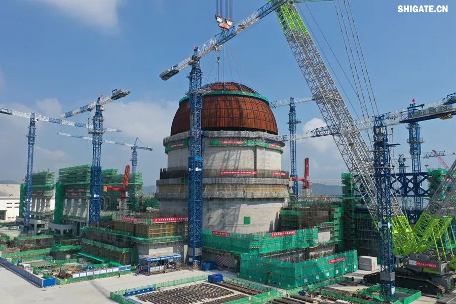 近日，“華龍一號”批量化建設(shè)項目——漳州核電項目2號機組熱態(tài)性能試驗順利完成。河鋼集團舞鋼公司生產(chǎn)的高端核電鋼板批量應(yīng)用在漳州核電項目1~4號機組的穩(wěn)壓器、蒸汽發(fā)生器、人員閘門、設(shè)備閘門、硼注箱等核島級關(guān)鍵設(shè)備制造。  舞鋼公司堅定特鋼思路，依托自身深厚的技術(shù)積淀，不斷開發(fā)更多滿足市場需求的高端核電鋼。針對漳州核電項目用鋼特點，舞鋼公司組建專項技術(shù)團隊，進一步完善核電鋼板質(zhì)量保證體系，優(yōu)化冶煉、軋制與熱處理工藝，確保了生產(chǎn)出的高端核電用鋼板性能穩(wěn)定，滿足了客戶需求，成功實現(xiàn)批量應(yīng)用，為“華龍一號”核電項目建設(shè)提供了重要的材料保障，助力我國核電產(chǎn)業(yè)發(fā)展。     b5c22239-6b29-4959-9963-b9c789c943c8.jpg     漳州核電項目是我國自主三代核電技術(shù)“華龍一號”批量化建設(shè)的始發(fā)地，也是全球最大的“華龍一號”核電基地，規(guī)劃建設(shè)6臺“華龍一號”核電機組，總裝機容量720萬千瓦，全部投產(chǎn)后年發(fā)電量超600億千瓦時。  從秦山核電站到漳州核電項目，從常規(guī)島到核島，舞鋼公司生產(chǎn)的核電鋼板深度參與了我國眾多核電項目建設(shè)。隨著“華龍一號”批量化建設(shè)的快速推進，舞鋼公司將繼續(xù)以“科技創(chuàng)新和技術(shù)營銷”為兩大引擎，助推“雙碳”目標(biāo)實現(xiàn)，促進全球清潔能源發(fā)展貢獻“中國方案”。