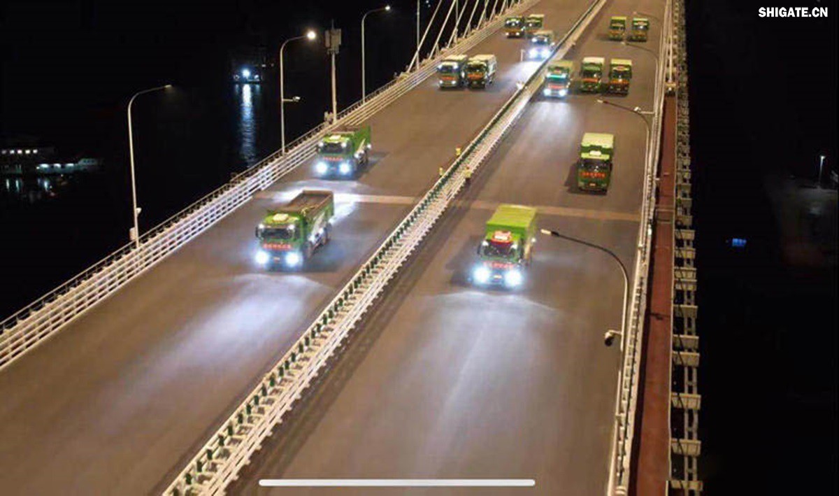 6月16日22時(shí)，世界最大跨度斜拉橋——常泰長(zhǎng)江大橋燈火通明，車聲轟鳴，一場(chǎng)通車前的“極限挑戰(zhàn)”正緊張進(jìn)行。30輛總重達(dá)1200噸的四軸加載車，分批列隊(duì)駛上橋面預(yù)先劃定的停靠點(diǎn)，并由提前布置在橋梁各關(guān)鍵部位的869個(gè)傳感器開(kāi)展實(shí)時(shí)監(jiān)測(cè)，采集測(cè)試數(shù)據(jù)。由此，大橋跨江公鐵合建段主橋橋梁荷載試驗(yàn)全面啟動(dòng)。    AA1GQ79M.jpg    這次荷載試驗(yàn)覆蓋范圍具體包括1座主跨1208米斜拉橋、2座主跨388米鋼桁拱專用航道橋、1座非通航道孔橋以及南北兩座引橋，共設(shè)計(jì)119個(gè)靜載工況和111個(gè)動(dòng)載工況。其中，最大對(duì)稱靜力加載工況將動(dòng)用110輛四軸加載車，總重達(dá)4400噸。試驗(yàn)將持續(xù)一周，分五個(gè)階段進(jìn)行。試驗(yàn)首日在錄安洲非通航孔橋和常州側(cè)公鐵合建段引橋?qū)嵤? 常泰長(zhǎng)江大橋是連通常州與泰興的跨江通道，是長(zhǎng)江上首座集高速公路、城際鐵路和普通公路三種功能于一體的雙層復(fù)合型橋梁，計(jì)劃于今年年內(nèi)基本建成。它的上層為雙向六車道高速公路，下層為雙線城際鐵路和普通公路。如此復(fù)雜的結(jié)構(gòu)，如何確保它在未來(lái)百年服役中安全可靠？答案就藏在荷載試驗(yàn)中。    AA1GQduQ.jpg    荷載試驗(yàn)堪稱橋梁通車前的“綜合大考”，是確保橋梁安全運(yùn)營(yíng)的“體檢報(bào)告”。江蘇省交通工程建設(shè)局常泰長(zhǎng)江大橋建設(shè)指揮部現(xiàn)場(chǎng)常務(wù)副指揮長(zhǎng)夏鵬飛介紹，“荷載試驗(yàn)是檢測(cè)橋梁結(jié)構(gòu)安全和承載能力的重要手段，通過(guò)科學(xué)的加載測(cè)試和數(shù)據(jù)采集分析，驗(yàn)證實(shí)際成橋狀態(tài)與理論設(shè)計(jì)的鍥合度，確保常泰長(zhǎng)江大橋運(yùn)營(yíng)安全?！笨紤]到大橋主體采用鋼結(jié)構(gòu)和鋼-混凝土組合結(jié)構(gòu)，為最大限度減少晝夜溫差對(duì)測(cè)試數(shù)據(jù)的影響，所有試驗(yàn)均安排在夜間實(shí)施。  通過(guò)一系列科學(xué)嚴(yán)謹(jǐn)?shù)暮奢d測(cè)試，這座世界級(jí)多功能大橋的實(shí)際性能將得到充分檢驗(yàn)，為常泰長(zhǎng)江大橋后續(xù)安全通車運(yùn)營(yíng)提供至關(guān)重要的數(shù)據(jù)支撐。