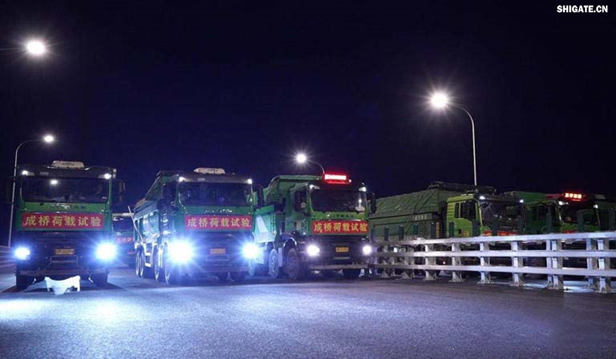 6月16日22時(shí)，世界最大跨度斜拉橋——常泰長(zhǎng)江大橋燈火通明，車聲轟鳴，一場(chǎng)通車前的“極限挑戰(zhàn)”正緊張進(jìn)行。30輛總重達(dá)1200噸的四軸加載車，分批列隊(duì)駛上橋面預(yù)先劃定的?？奎c(diǎn)，并由提前布置在橋梁各關(guān)鍵部位的869個(gè)傳感器開(kāi)展實(shí)時(shí)監(jiān)測(cè)，采集測(cè)試數(shù)據(jù)。由此，大橋跨江公鐵合建段主橋橋梁荷載試驗(yàn)全面啟動(dòng)。    AA1GQ79M.jpg    這次荷載試驗(yàn)覆蓋范圍具體包括1座主跨1208米斜拉橋、2座主跨388米鋼桁拱專用航道橋、1座非通航道孔橋以及南北兩座引橋，共設(shè)計(jì)119個(gè)靜載工況和111個(gè)動(dòng)載工況。其中，最大對(duì)稱靜力加載工況將動(dòng)用110輛四軸加載車，總重達(dá)4400噸。試驗(yàn)將持續(xù)一周，分五個(gè)階段進(jìn)行。試驗(yàn)首日在錄安洲非通航孔橋和常州側(cè)公鐵合建段引橋?qū)嵤? 常泰長(zhǎng)江大橋是連通常州與泰興的跨江通道，是長(zhǎng)江上首座集高速公路、城際鐵路和普通公路三種功能于一體的雙層復(fù)合型橋梁，計(jì)劃于今年年內(nèi)基本建成。它的上層為雙向六車道高速公路，下層為雙線城際鐵路和普通公路。如此復(fù)雜的結(jié)構(gòu)，如何確保它在未來(lái)百年服役中安全可靠？答案就藏在荷載試驗(yàn)中。    AA1GQduQ.jpg    荷載試驗(yàn)堪稱橋梁通車前的“綜合大考”，是確保橋梁安全運(yùn)營(yíng)的“體檢報(bào)告”。江蘇省交通工程建設(shè)局常泰長(zhǎng)江大橋建設(shè)指揮部現(xiàn)場(chǎng)常務(wù)副指揮長(zhǎng)夏鵬飛介紹，“荷載試驗(yàn)是檢測(cè)橋梁結(jié)構(gòu)安全和承載能力的重要手段，通過(guò)科學(xué)的加載測(cè)試和數(shù)據(jù)采集分析，驗(yàn)證實(shí)際成橋狀態(tài)與理論設(shè)計(jì)的鍥合度，確保常泰長(zhǎng)江大橋運(yùn)營(yíng)安全。”考慮到大橋主體采用鋼結(jié)構(gòu)和鋼-混凝土組合結(jié)構(gòu)，為最大限度減少晝夜溫差對(duì)測(cè)試數(shù)據(jù)的影響，所有試驗(yàn)均安排在夜間實(shí)施。  通過(guò)一系列科學(xué)嚴(yán)謹(jǐn)?shù)暮奢d測(cè)試，這座世界級(jí)多功能大橋的實(shí)際性能將得到充分檢驗(yàn)，為常泰長(zhǎng)江大橋后續(xù)安全通車運(yùn)營(yíng)提供至關(guān)重要的數(shù)據(jù)支撐。