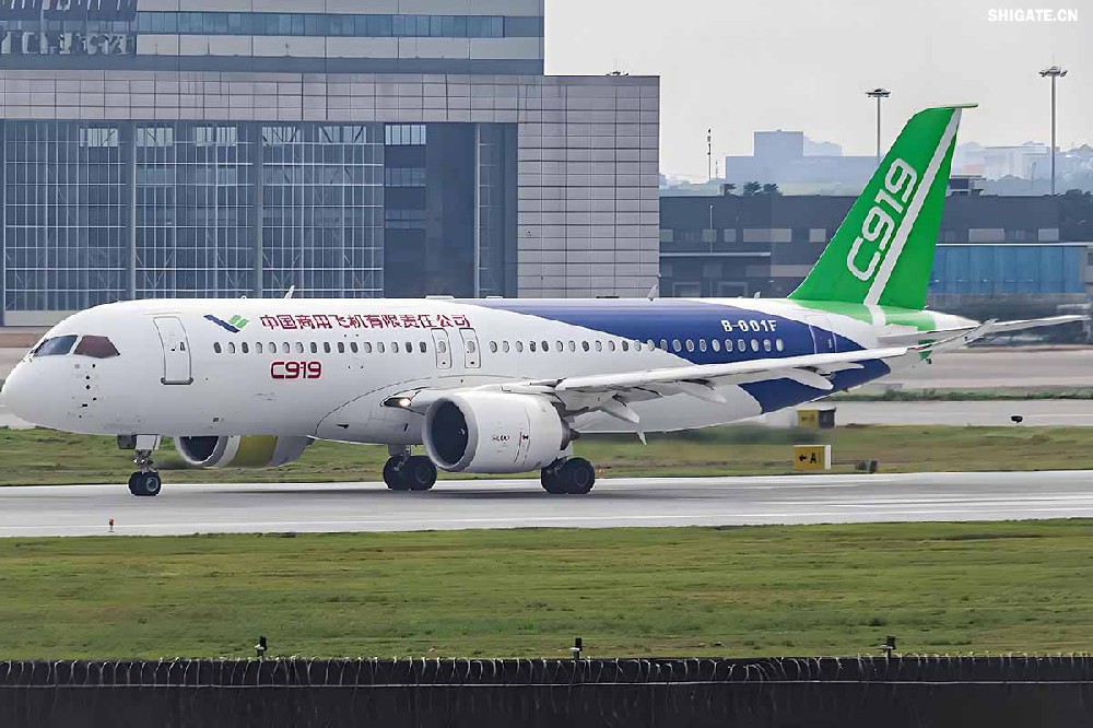 12月9日，國(guó)產(chǎn)大飛機(jī)C919的全球首家用戶東航，正式接收首架C919飛機(jī)，標(biāo)志著國(guó)產(chǎn)大飛機(jī)邁出市場(chǎng)運(yùn)營(yíng)的“第一步”，也標(biāo)志著中國(guó)民航運(yùn)輸市場(chǎng)首次擁有中國(guó)自主研發(fā)的噴氣式干線飛機(jī)。  消息傳來(lái)，河鋼集團(tuán)干部職工倍感振奮。因?yàn)?，?guó)產(chǎn)大飛機(jī)工程也凝聚了河鋼干部職工的心血和汗水，見(jiàn)證了河鋼人的獨(dú)特貢獻(xiàn)。河鋼自主研發(fā)的390mm大厚度調(diào)質(zhì)鋼20MnNiMo，填補(bǔ)國(guó)內(nèi)空白，用于大飛機(jī)項(xiàng)目的核心設(shè)備——世界最大的8萬(wàn)噸級(jí)模鍛壓機(jī)制造，為國(guó)產(chǎn)大飛機(jī)提供堅(jiān)強(qiáng)的鋼鐵支撐。    建功大國(guó)重器  航空模鍛件是飛機(jī)的“鋼脊鐵翅”，需要大型的模鍛設(shè)備才能高質(zhì)量批量鍛制。在中國(guó)制造大型模鍛壓機(jī)之前，僅有美國(guó)、俄羅斯、法國(guó)3個(gè)國(guó)家有類(lèi)似設(shè)備，最大鍛造等級(jí)為俄羅斯的7.5萬(wàn)噸級(jí)。  2003年，我國(guó)啟動(dòng)重型模鍛壓機(jī)論證，組成專家隊(duì)伍開(kāi)始研制世界最大的8萬(wàn)噸級(jí)大型模鍛壓機(jī)。正是該項(xiàng)目的啟動(dòng)，讓河鋼與國(guó)產(chǎn)大飛機(jī)結(jié)下不解之緣。  制造模鍛壓機(jī)機(jī)架所用頂級(jí)鋼板——大厚度調(diào)質(zhì)鋼20MnNiMo，是該裝備中生產(chǎn)難度最大的鋼種，內(nèi)部致密度、純潔度、機(jī)械性能及平直度等各項(xiàng)標(biāo)準(zhǔn)要求極高，且由于鋼板大單重、大厚度，其表面質(zhì)量、性能合格率、探傷合格率極難保證，生產(chǎn)難度很大。此前，國(guó)內(nèi)沒(méi)有廠家能夠生產(chǎn)，國(guó)外進(jìn)口同類(lèi)鋼板每噸價(jià)格高達(dá)8萬(wàn)元。  “為國(guó)造好鋼，建功大國(guó)重器。助力大飛機(jī)制造，河鋼人義不容辭！”2009年2月，接到任務(wù)的河鋼集團(tuán)舞鋼公司（以下簡(jiǎn)稱舞鋼）立即組織技術(shù)人員開(kāi)展專項(xiàng)攻關(guān)，先后解決了鋼板內(nèi)部金屬致密度純潔度、鋼板表面質(zhì)量、鋼板熱處理機(jī)械性能、鋼板平直度等多項(xiàng)重大技術(shù)難題。  經(jīng)過(guò)6個(gè)多月的攻堅(jiān)克難，2009年7月，總量為82塊、2348噸的390mm大厚度調(diào)質(zhì)鋼20MnNiMo全部生產(chǎn)完畢并成功交付。產(chǎn)品各項(xiàng)性能均超出國(guó)外同類(lèi)產(chǎn)品標(biāo)準(zhǔn)，完全能夠滿足使用要求，價(jià)格卻遠(yuǎn)遠(yuǎn)低于同類(lèi)進(jìn)口產(chǎn)品，鋼板全部高質(zhì)量按期交貨，獲得高度評(píng)價(jià)。  2013年4月，8萬(wàn)噸級(jí)大型模鍛壓機(jī)建成投產(chǎn)。這臺(tái)總高42米、總重2.2萬(wàn)噸的世界最大模鍛壓機(jī)，最大模鍛壓制力可達(dá)1000MN，壓機(jī)尺寸、整體質(zhì)量和最大單件重量均為世界之首，僅用3分半鐘便可制作一個(gè)飛機(jī)起落架，將我國(guó)高端重大裝備的制造能力托舉到國(guó)際頂級(jí)水平。  2015年11月2日，由8萬(wàn)噸大型模鍛壓機(jī)生產(chǎn)出的首款新一代噴氣式干線客機(jī)C919，面向全球公開(kāi)亮相，壓機(jī)尺寸、整體質(zhì)量和最大單件重量均為世界之首。    研發(fā)“爭(zhēng)氣鋼”  在河鋼人心中，為國(guó)產(chǎn)大飛機(jī)項(xiàng)目關(guān)鍵設(shè)備自主研發(fā)“爭(zhēng)氣鋼”，是一份舍我其誰(shuí)的光榮和信任，更是一份為國(guó)爭(zhēng)光的使命和責(zé)任。秉持著這樣的認(rèn)識(shí)和定位，舞鋼技術(shù)人員充分發(fā)揮技術(shù)優(yōu)勢(shì)，通力協(xié)作、密切配合，圓滿完成390mm大厚度調(diào)質(zhì)鋼20MnNiMo研制任務(wù)。大厚度調(diào)質(zhì)鋼20MnNiMo的研發(fā)過(guò)程中，煉鋼過(guò)程是關(guān)鍵環(huán)節(jié)之一?！坝捎?90毫米厚的大飛機(jī)用調(diào)質(zhì)鋼20MnNiMo要求內(nèi)部致密度、潔凈度、調(diào)質(zhì)后機(jī)械性能等各項(xiàng)標(biāo)準(zhǔn)都非常高，在一煉鋼環(huán)節(jié)，生產(chǎn)高品質(zhì)的合格電渣錠熔煉母材——優(yōu)質(zhì)20MnNiMo連鑄坯是基礎(chǔ)?！弊鳛槲桎撾娫厝奂夹g(shù)的首批研發(fā)者、參與者、見(jiàn)證者，舞鋼一檔技術(shù)主管畢殿閣談及該鋼的研發(fā)記憶猶新，“在此之前，20MnNiMo鋼種從未在舞鋼一煉鋼1900mm連鑄機(jī)生產(chǎn)線上生產(chǎn)過(guò)?！? 據(jù)畢殿閣介紹，由于高鎳高鉬連鑄坯易產(chǎn)生裂紋，生產(chǎn)困難不可想象。但大飛機(jī)項(xiàng)目作為國(guó)家一項(xiàng)重大項(xiàng)目，“建功大國(guó)重器”激發(fā)了職工們的榮耀感和使命感，舞鋼為此專門(mén)成立了攻關(guān)隊(duì)，并制定了一系列激勵(lì)措施，全力以赴挑戰(zhàn)極限，克服了一切不可預(yù)見(jiàn)的困難。  連鑄車(chē)間從控制澆注鋼水過(guò)熱度、調(diào)整鑄機(jī)二冷水參數(shù)、調(diào)整鑄機(jī)澆注拉速等，一項(xiàng)一項(xiàng)消除可能造成澆注失敗的不利因素，成功研發(fā)出了針對(duì)20MnNiMo鋼種的澆注工藝，并保證了鋼坯成功澆注。在電渣重熔環(huán)節(jié)，創(chuàng)新渣系的研究與開(kāi)發(fā)以及熔速、冷卻制度，確保電渣爐的生產(chǎn)順行和電渣錠內(nèi)部質(zhì)量。  20MnNiMo鋼板軋制環(huán)節(jié)，更是困難重重，最大的難關(guān)莫過(guò)于鋼板表面質(zhì)量及板型軋制攻關(guān)。  今年50歲的“河鋼工匠”、舞鋼軋鋼首批高級(jí)作業(yè)師任亞強(qiáng)是當(dāng)時(shí)20MnNiMo軋制攻關(guān)團(tuán)隊(duì)的主操手?！爱?dāng)時(shí)是20MnNiMo鋼板的國(guó)內(nèi)首次生產(chǎn)，我們必須要精心操作、精準(zhǔn)控制，努力實(shí)現(xiàn)‘國(guó)內(nèi)首創(chuàng)’優(yōu)秀成果?！睘榇?，任亞強(qiáng)連續(xù)半個(gè)月堅(jiān)守在崗位上，并通過(guò)自己的觀察、思考，提出在軋制中對(duì)留尾、展寬及道次壓下量進(jìn)行優(yōu)化，改善鋼板平直度，在終軋道次采用低速大壓下規(guī)程軋制的工藝改進(jìn)方案。方案實(shí)施后，攻克了該鋼表面不允許有任何缺陷，平直度不超過(guò)6mm/米的行業(yè)軋制技術(shù)難題，圓滿完成該鋼種的軋制任務(wù)。  “人隨鋼走”是研發(fā)團(tuán)隊(duì)成員、舞鋼科技部核電鋼研究所主管工程師張萌工作狀態(tài)的寫(xiě)照。那段時(shí)間里，他日夜跟蹤生產(chǎn)，從煉鋼到軋鋼，采集記錄數(shù)據(jù)，為各環(huán)節(jié)的技術(shù)升級(jí)積淀原始依據(jù)。  為攻克該類(lèi)大厚度鋼板內(nèi)部性能易波動(dòng)行業(yè)難題，他和同事輪流在生產(chǎn)現(xiàn)場(chǎng)熬夜，實(shí)在困了就趴在桌子邊打個(gè)盹兒。經(jīng)過(guò)反復(fù)研究、試驗(yàn)，他們最終找出了問(wèn)題原因，根據(jù)試驗(yàn)數(shù)據(jù)三次對(duì)工藝進(jìn)行技術(shù)升級(jí)，得到了最優(yōu)工藝方案，也為后續(xù)其他品種電渣鋼的研發(fā)打下基礎(chǔ)。在鋼板熱處理工序，專門(mén)對(duì)一軋鋼的車(chē)底式爐進(jìn)行技術(shù)升級(jí)攻關(guān)，保證了390mm厚、5米多長(zhǎng)的鋼板熱處理冷卻后的性能穩(wěn)定；他們創(chuàng)新鋼板壓平工藝，攻克了鋼板的平直度難以控制的技術(shù)難題。  回憶那段難忘的研制經(jīng)歷，張萌動(dòng)情地說(shuō)：“在熱處理環(huán)節(jié)，面對(duì)著數(shù)百度的輻射高溫，我們的職工們一只胳膊擋住被烤得生疼的臉，另一只胳膊湊近鋼板去放墊塊。正是經(jīng)受住這樣的‘烤’驗(yàn)，和精細(xì)到每一個(gè)環(huán)節(jié)的全方位過(guò)程控制，才讓我們收獲了來(lái)之不易的研發(fā)碩果?！?   點(diǎn)亮河鋼品牌  390mm大厚度調(diào)質(zhì)鋼20MnNiMo的成功研制，為舞鋼積淀了豐厚的技術(shù)優(yōu)勢(shì)——“大飛機(jī)項(xiàng)目用390mm厚20MnNiMo鋼板的研制開(kāi)發(fā)”技術(shù)成果榮獲中國(guó)鋼鐵工業(yè)協(xié)會(huì)、中國(guó)金屬學(xué)會(huì)和河北省冶金科學(xué)技術(shù)獎(jiǎng)；電渣重熔技術(shù)成為舞鋼當(dāng)前的“王牌技術(shù)”之一，電渣重熔水電鋼S500Q、S550Q最大厚度達(dá)到285mm厚度，在國(guó)內(nèi)獨(dú)占鰲頭；核電鋼Q345D國(guó)標(biāo)一級(jí)探傷要求380mm厚度規(guī)格品質(zhì)國(guó)內(nèi)首屈一指……以研發(fā)國(guó)家重大工程急需鋼材為己任，舞鋼在全面對(duì)接高端市場(chǎng)、服務(wù)國(guó)家重大工程中，實(shí)現(xiàn)了產(chǎn)品競(jìng)爭(zhēng)力的快速提升。  在航空航天用鋼領(lǐng)域，舞鋼為中國(guó)首次載人航天飛行及天宮一號(hào)、神舟九號(hào)和長(zhǎng)征二號(hào)F的研制配套做出了突出貢獻(xiàn)。同時(shí)，在水電、核電、石油化工煤化工、海洋工程、高層建筑、橋梁等用鋼諸多領(lǐng)域，均發(fā)揮了關(guān)鍵性作用。  舞鋼的產(chǎn)品創(chuàng)新研發(fā)，是河鋼持續(xù)推進(jìn)客戶結(jié)構(gòu)、產(chǎn)品結(jié)構(gòu)“兩個(gè)結(jié)構(gòu)優(yōu)化”的縮影。近年來(lái)，河鋼大力培育行業(yè)第一、唯一，加快在超高強(qiáng)汽車(chē)鋼、覆膜家電板、海工鋼等領(lǐng)域打造更多“單打冠軍”。  研制開(kāi)發(fā)的船用LNG低溫奧氏體型高錳鋼、超厚加釩鉻鉬鋼板、特殊功能鋅鋁鎂涂層等30余個(gè)新產(chǎn)品填補(bǔ)國(guó)內(nèi)空白。核電用鋼、海洋工程用鋼、鍋爐及壓力容器用鋼、高強(qiáng)抗震鋼筋等產(chǎn)品國(guó)內(nèi)第一品牌優(yōu)勢(shì)更加凸顯……  如今，河鋼定制研發(fā)的一系列高端產(chǎn)品廣泛應(yīng)用于港珠澳大橋、“華龍一號(hào)”核電站、“天眼”工程、奧運(yùn)工程、國(guó)產(chǎn)大飛機(jī)、極地重載運(yùn)輸船、航空航天等系列重大科技和工程項(xiàng)目，在鑄就“大國(guó)重器”中彰顯了河鋼品牌的力量與擔(dān)當(dāng)。
